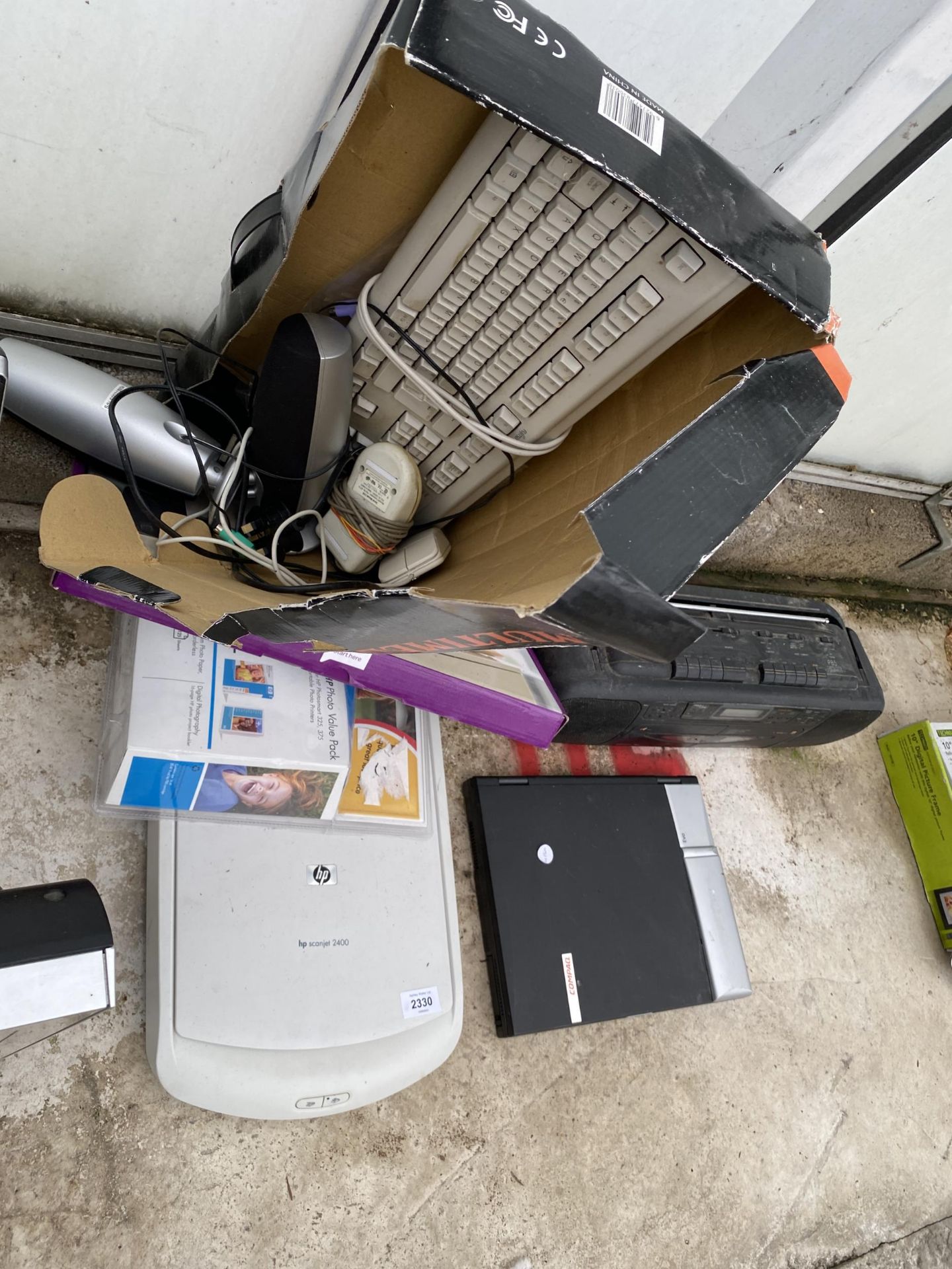 AN ASSORTMENT OF ITEMS TO INCLUDE SCANNERS, KEYBOARDS AND A RADIO - Image 2 of 3