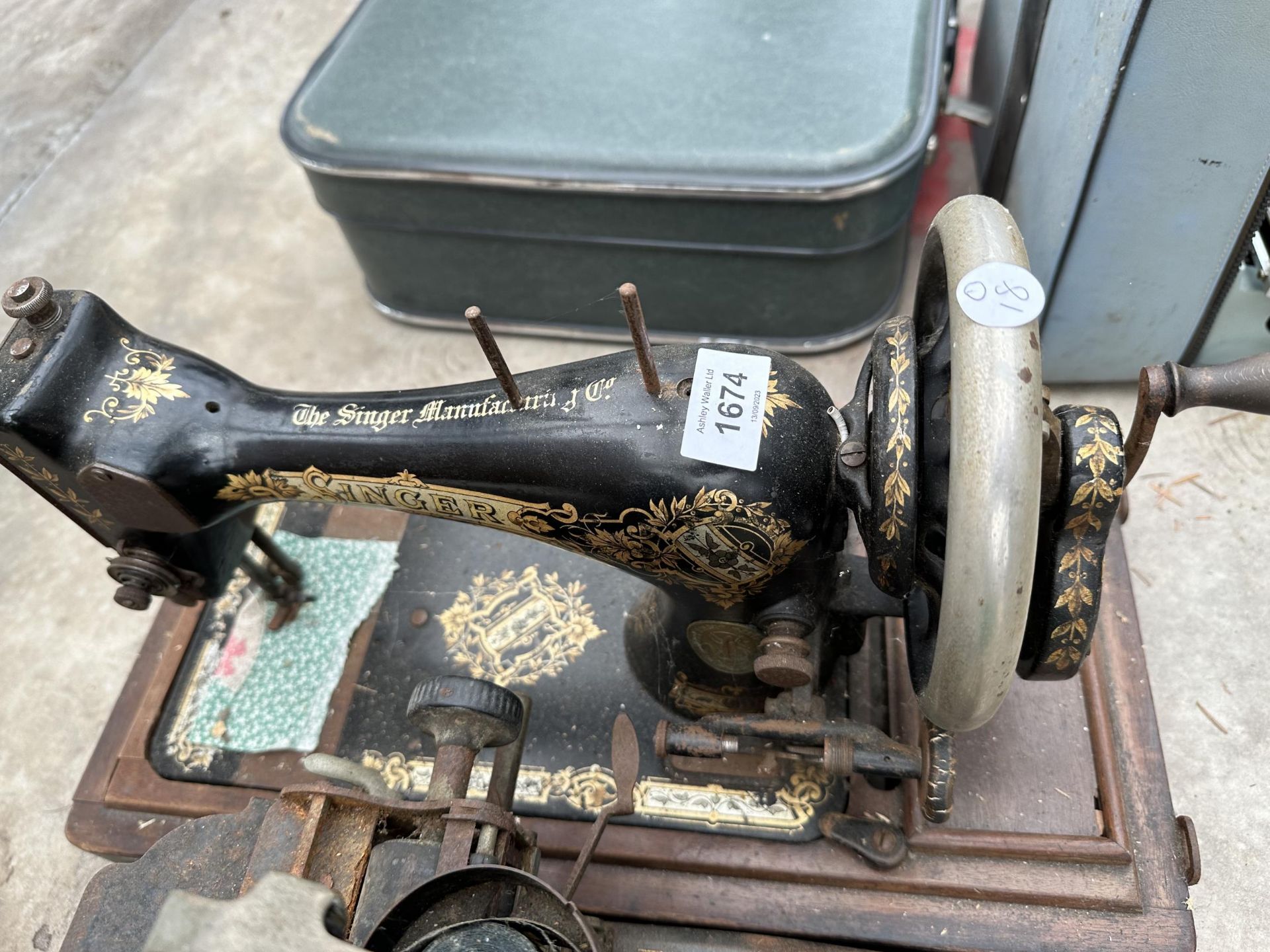 A VINTAGE OLIVER TYPEWRITER AND A VINTAGE SINGER SEWING MACHINE - Image 3 of 3