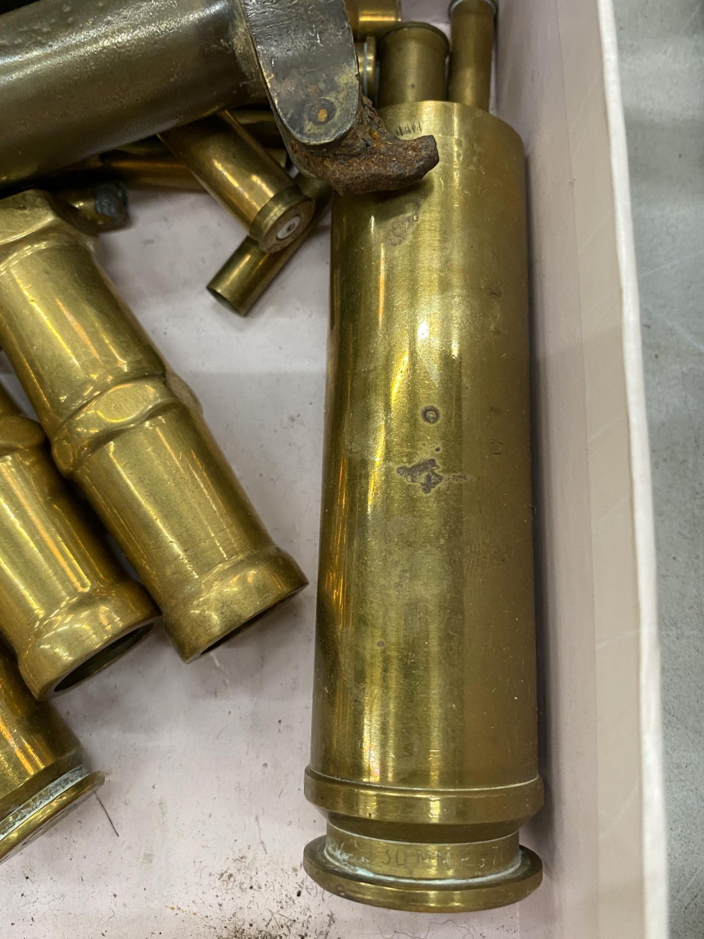 A QUANTITY OF BRASS MILITARIA BULLET SHELLS - Image 2 of 4