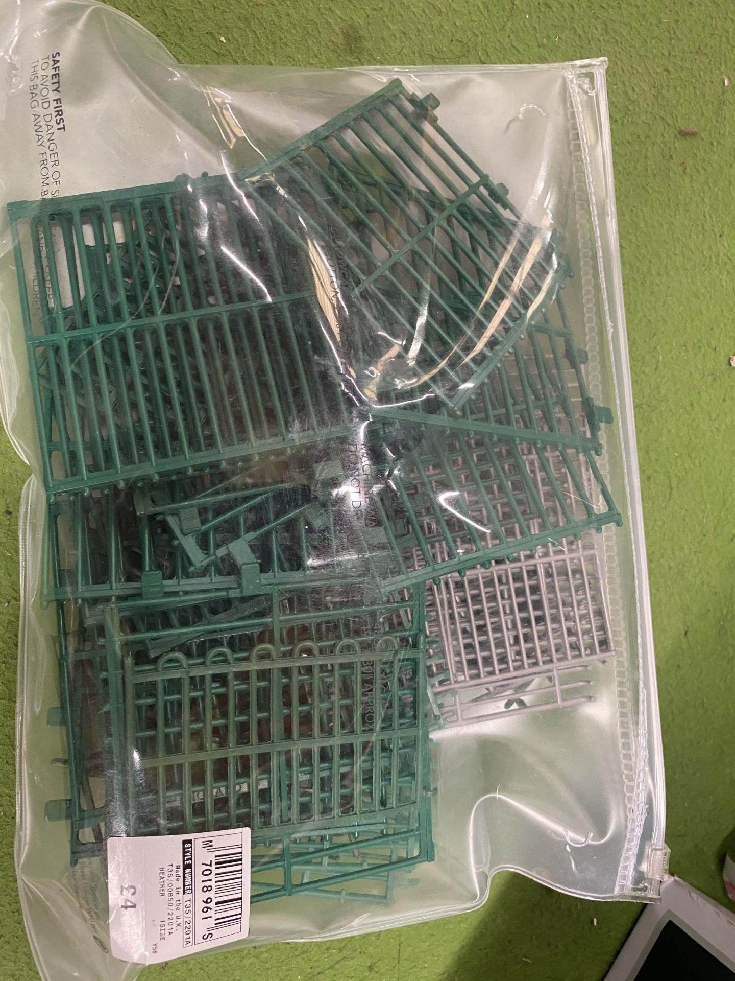 A BOX OF ASSORTED ARMY FIGURE ACCESSORIES IN PLASTIC BAGS - Image 3 of 3