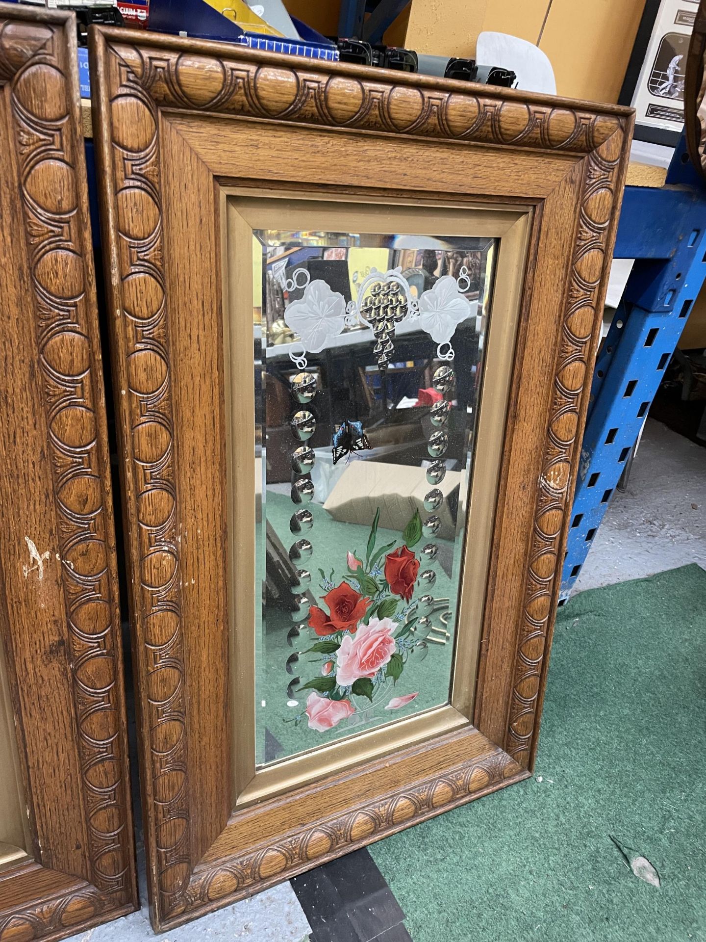 A PAIR OF OAK FRAMED MIRRORS WITH PAINTED FLORAL AND ETCHED DESIGN - Bild 3 aus 4