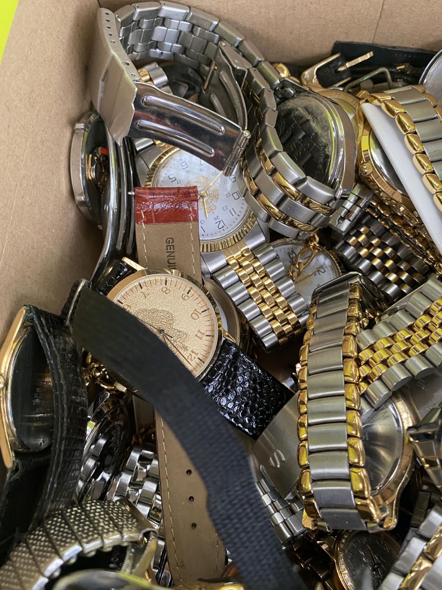 A LARGE ASSORTMENT OF WRIST WATCH SPARES TO INCLUDE FACES, STRAPS ETC - Image 5 of 5