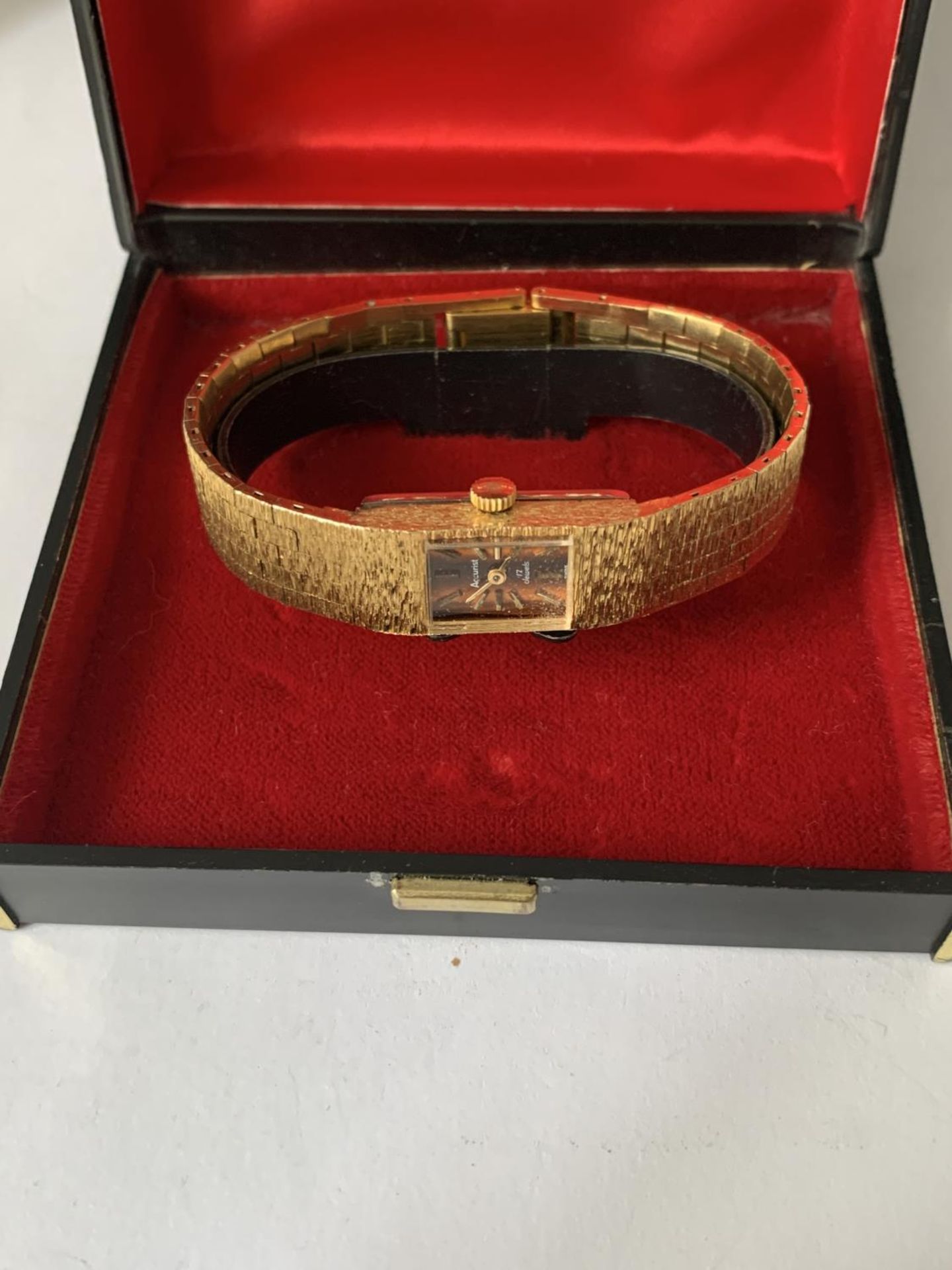 AN ACCURIST 1970'S WRIST WATCH IN A PRESENTATION BOX (NOT ORIGINAL)SEEN WORKING BUT NO WARRANTY