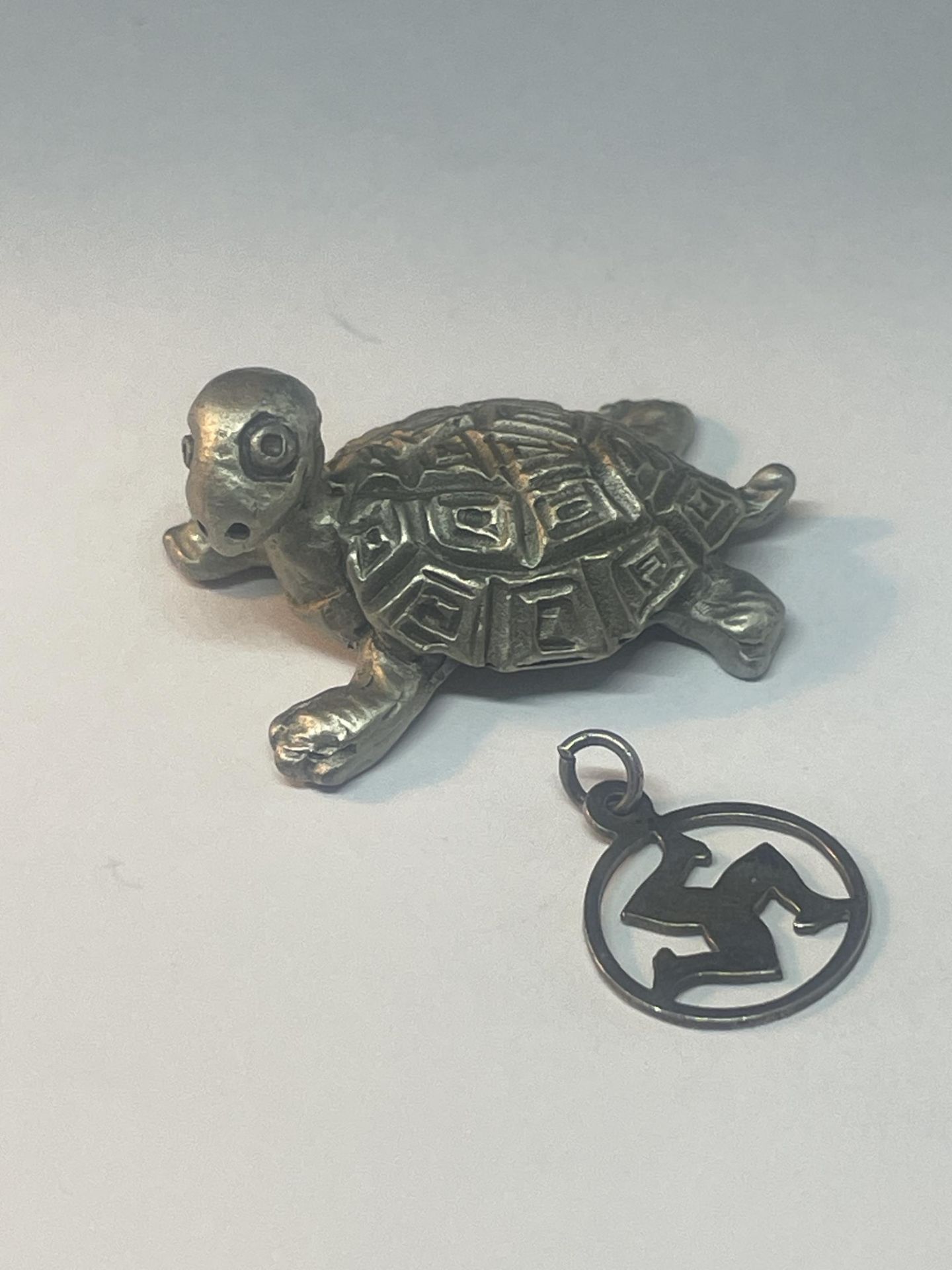 FOUR ITEMS TO INCLUDE A MINIATURE PEWTER TORTOISE, TWO WHITE METAL FIGURES - A DOG AND A CAT AND A - Bild 3 aus 4