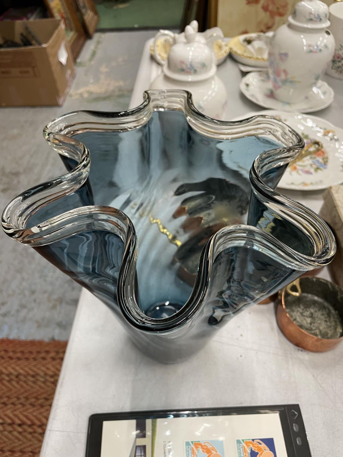 A SET OF FIVE SMALL COPPER PANS WITH BRASS HANDLES PLUS A LARGE STUDIO ART GLASS VASE WITH - Image 2 of 2