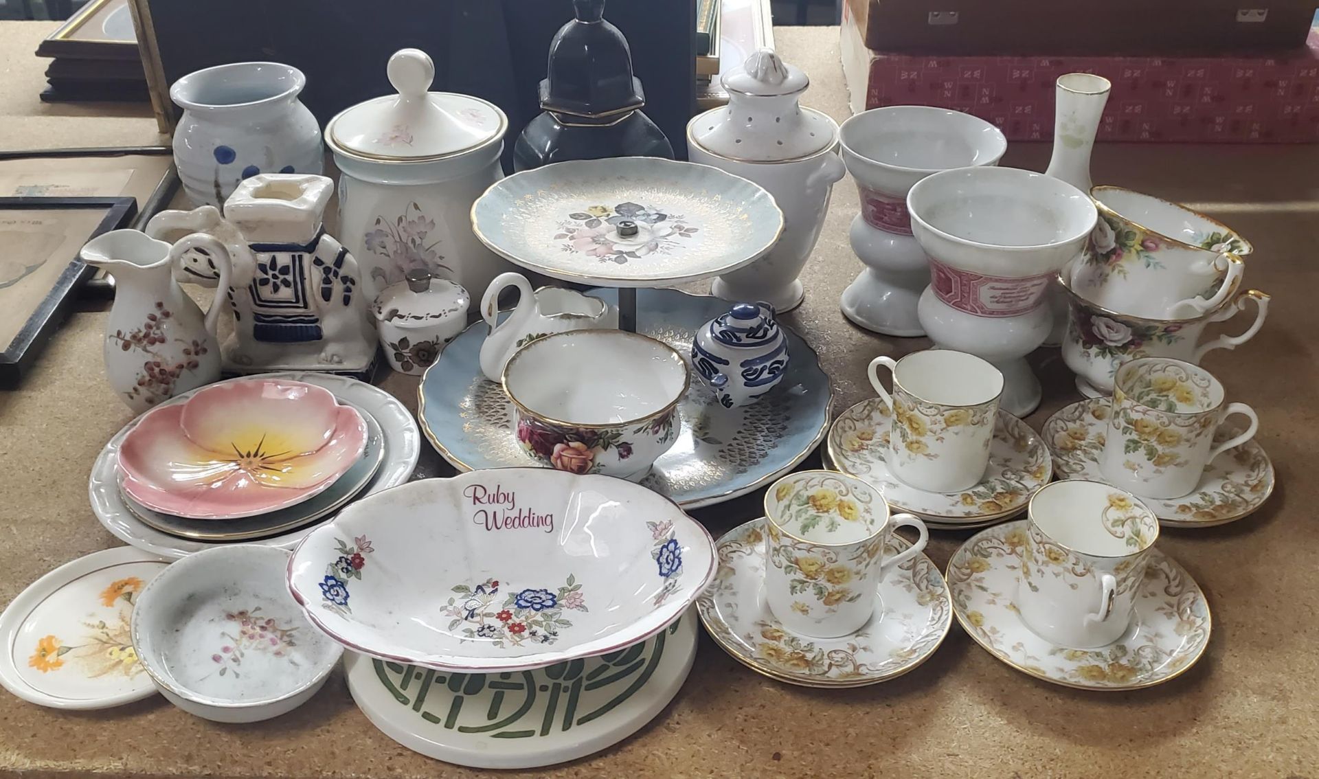 A MIXED LOT TO INCLUDE CERAMICS, ORIENTAL ELEPHANT, COFFEE CANS AND SAUCERS ETC