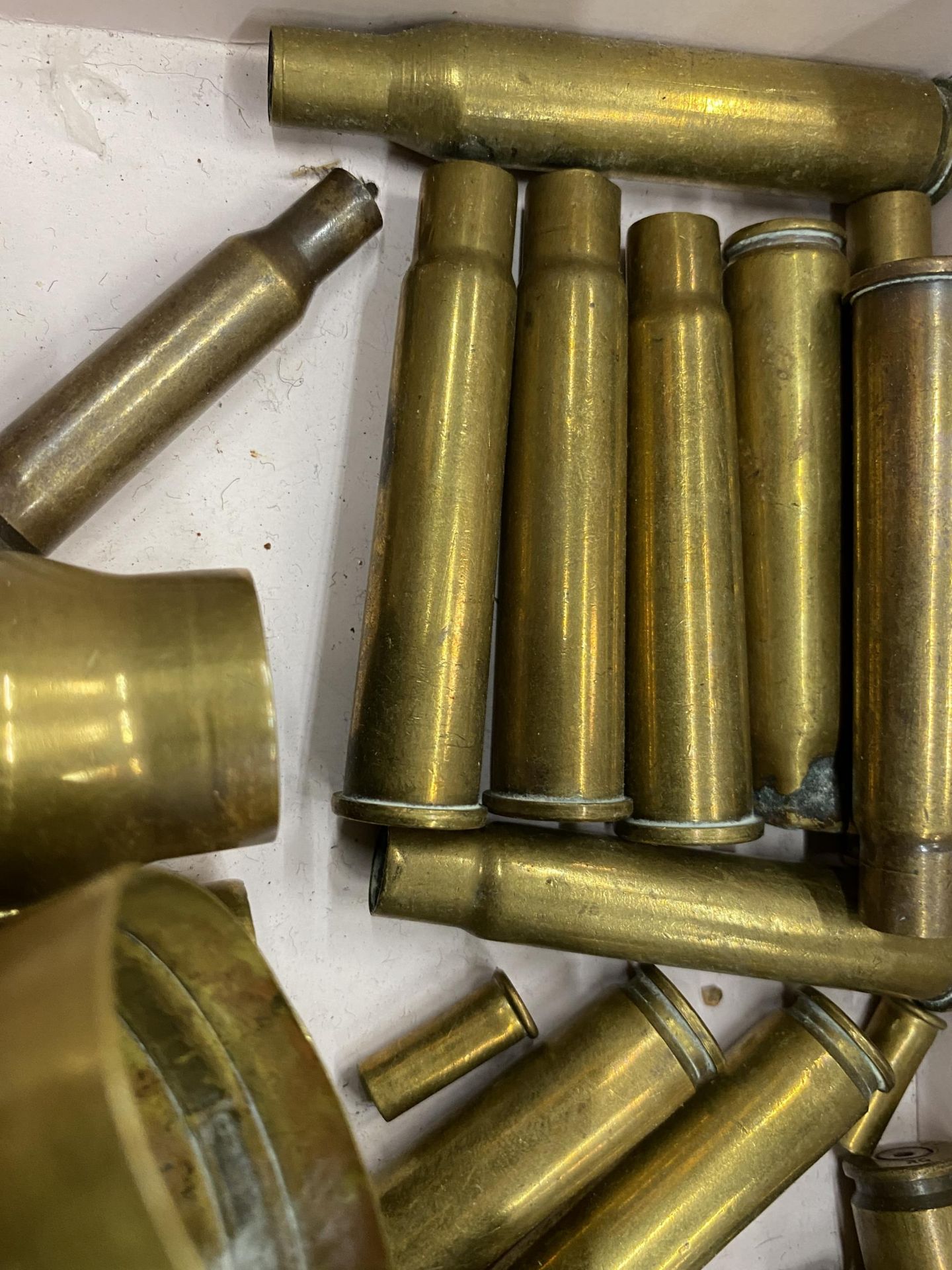 A QUANTITY OF BRASS MILITARIA BULLET SHELLS - Image 4 of 4
