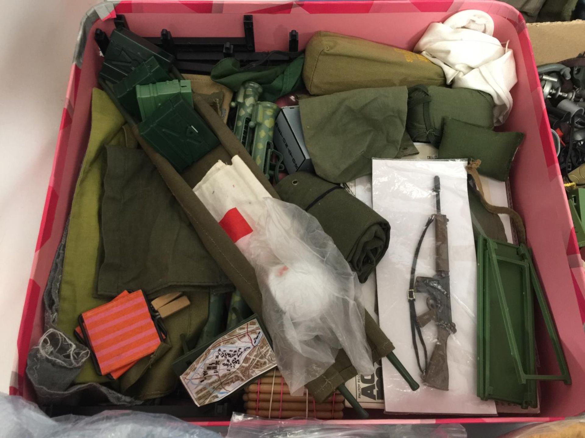 A LARGE COLLECTION OF VINTAGE ACTION MAN ACCESSORIES TO INCLUDE CLOTHING, WEAPONS, BEDS, KIT, ETC - Image 2 of 5