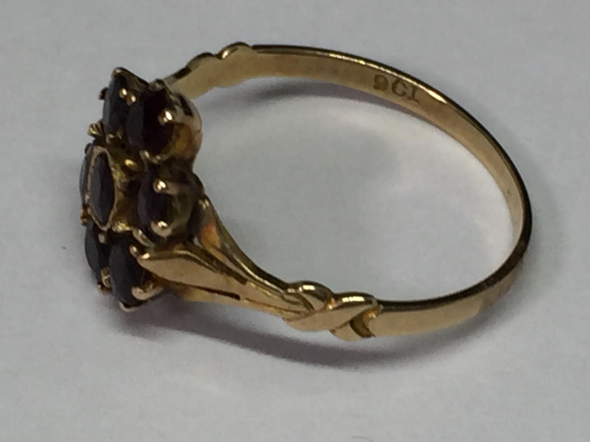 A 9 CARAT GOLD RING WITH SEVEN GARNETS IN A FLOWER DESIGN SIZE L/M - Image 2 of 3