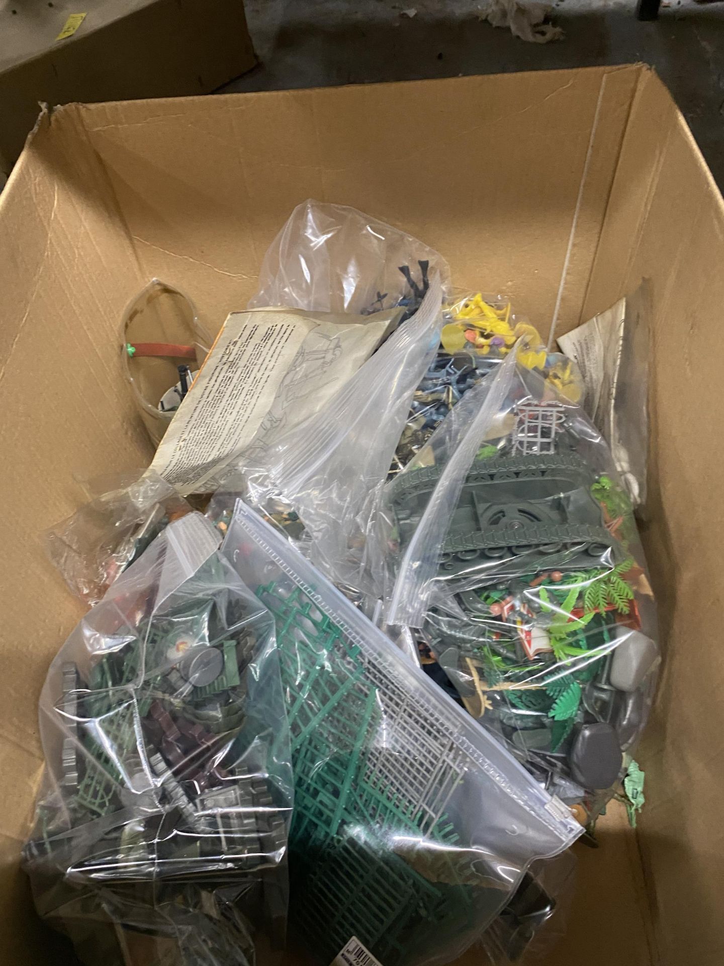 A BOX OF ASSORTED ARMY FIGURE ACCESSORIES IN PLASTIC BAGS