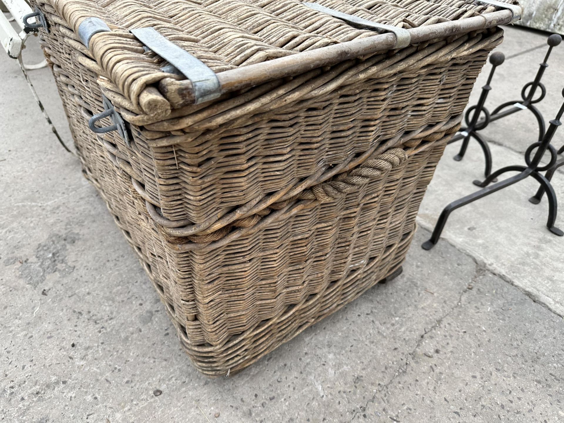 A LARGE WICKER LOG BASKET WITH HINGED LID AND METAL BANDING - Image 2 of 3