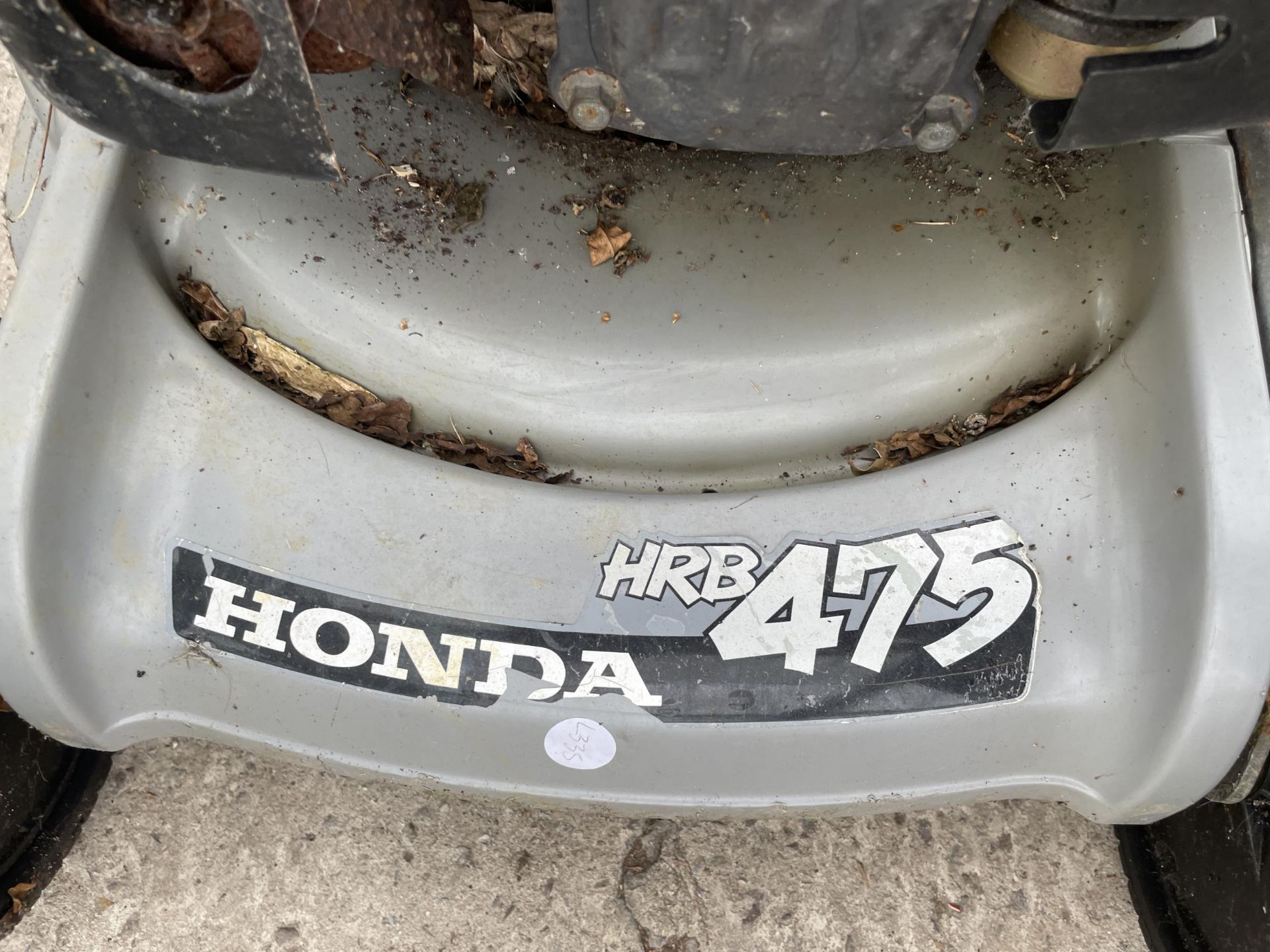 A HONDA HRB475 PETROL LAWN MOWER WITH GRASS BOX - Bild 2 aus 4