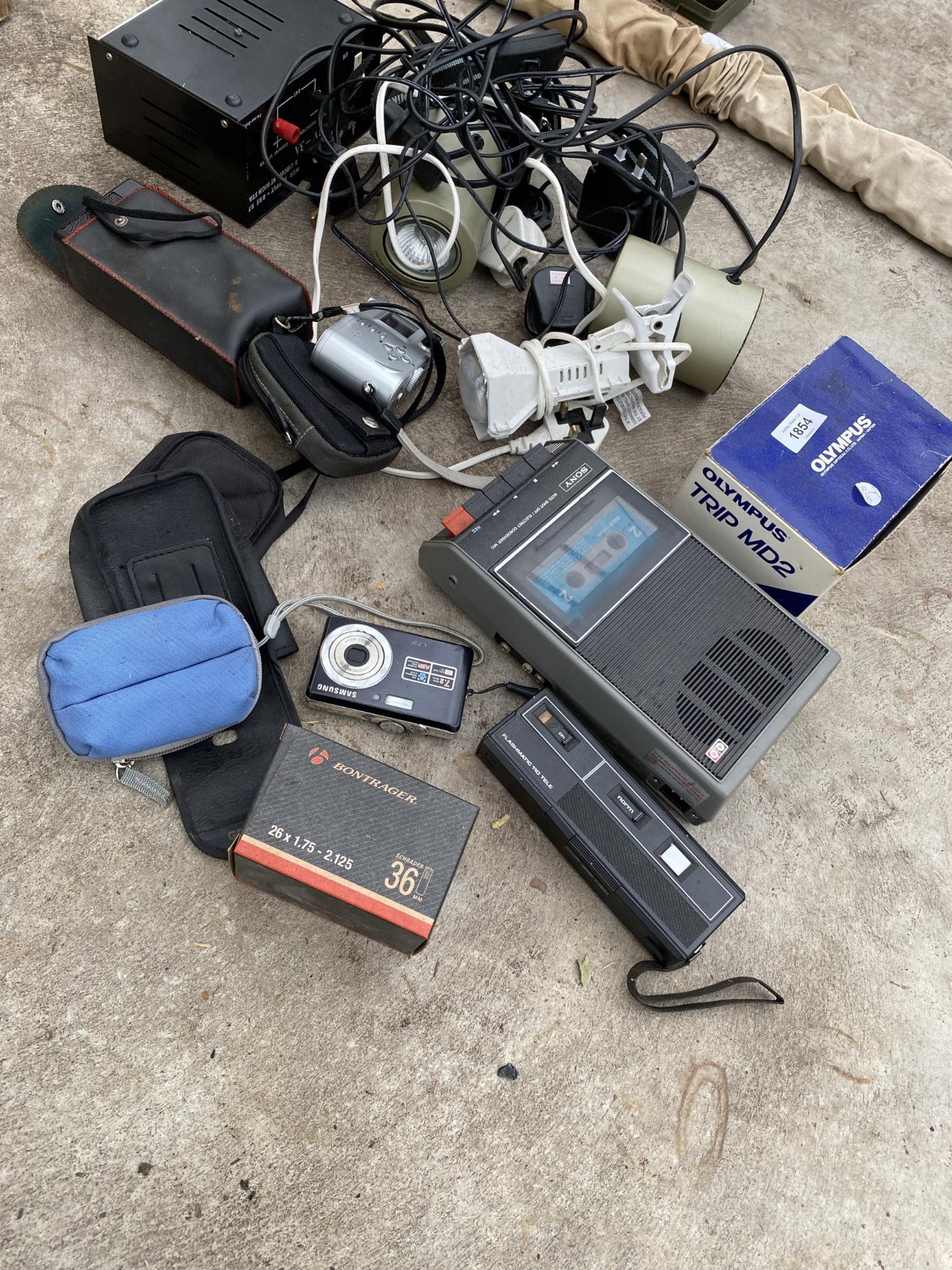 AN ASSORTMENT OF ITEMS TO INCLUDE CAMERAS, LIGHTS AND A SONY CASSETTE PLAYER ETC - Image 2 of 4