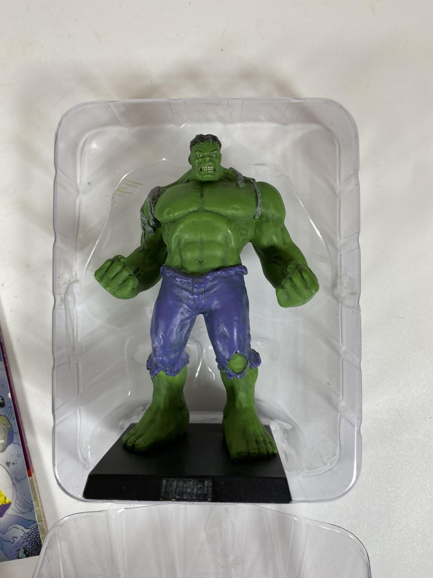 A MARVEL CLASSIC LEAD SPECIAL COLLECTORS FIGURE - HULK WITH MAGAZINE - Image 4 of 5