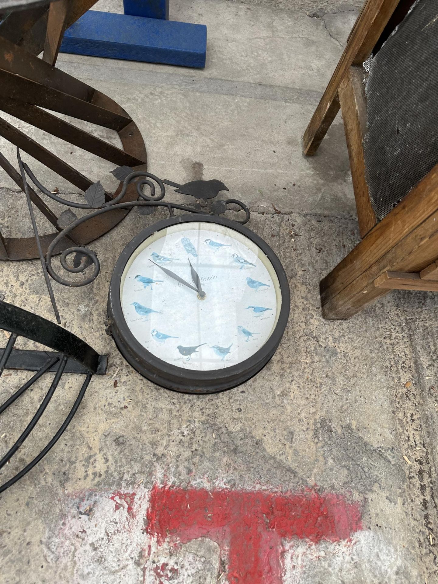 AN OUTDOOR CLOCK, A HAYRACK PLANTER AND A FURTHER METAL TABLE BASE - Image 2 of 4