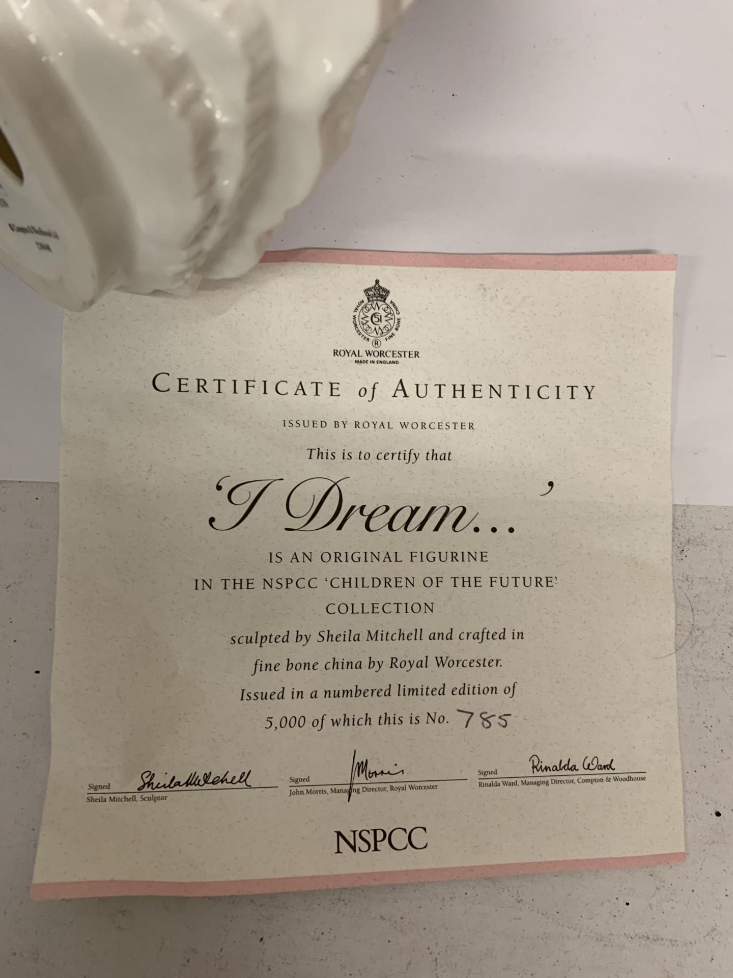 A ROYAL WORCESTER 'I DREAM' LIMITED EDITION FIGURE WITH CERTIFICATE - Bild 5 aus 5