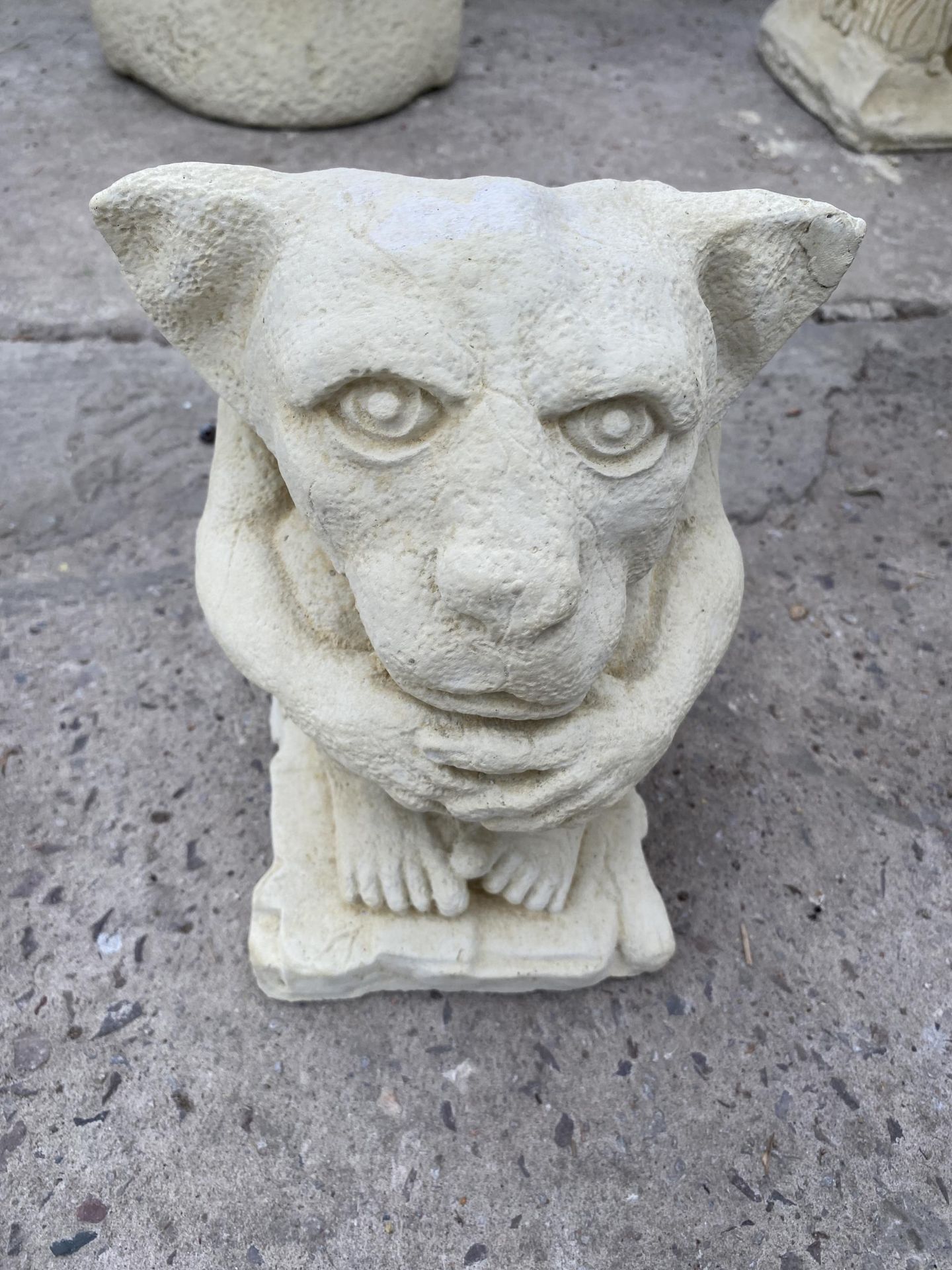AN AS NEW EX DISPLAY CONCRETE SMALL GARGOYLE FIGURE *PLEASE NOTE VAT TO BE PAID ON THIS ITEM*