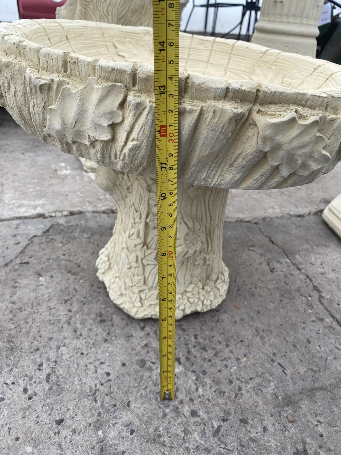 AN AS NEW EX DISPLAY CONCRETE IVY LOG BIRDBATH *PLEASE NOTE VAT TO BE PAID ON THIS ITEM* - Image 4 of 4
