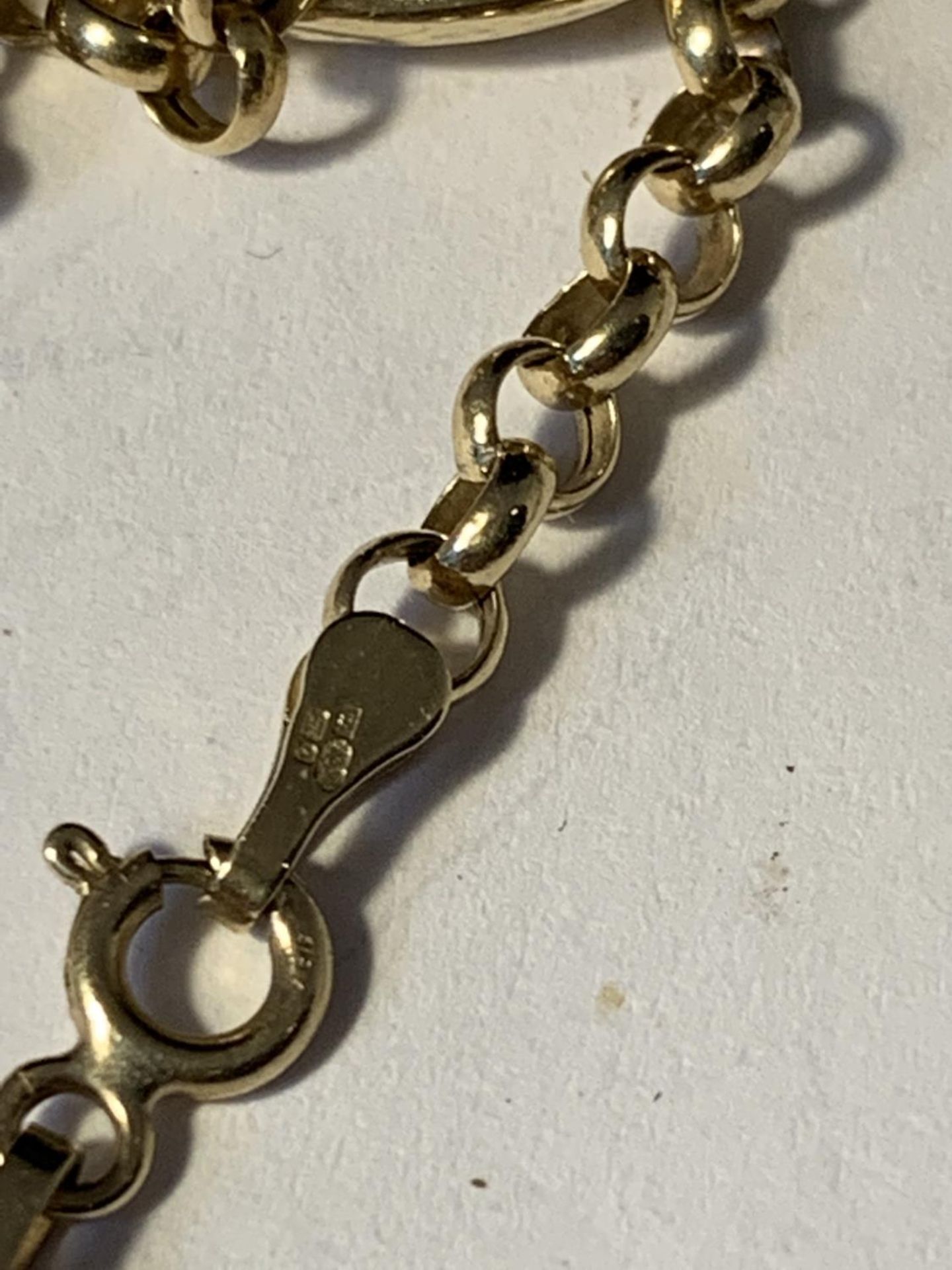 A 9 CARAT GOLD CHAIN GROSS WEIGHT 4.29 GRAMS WITH A PAIR OF GOLD PLATED ORNATE PINCE NEZ - Image 3 of 5