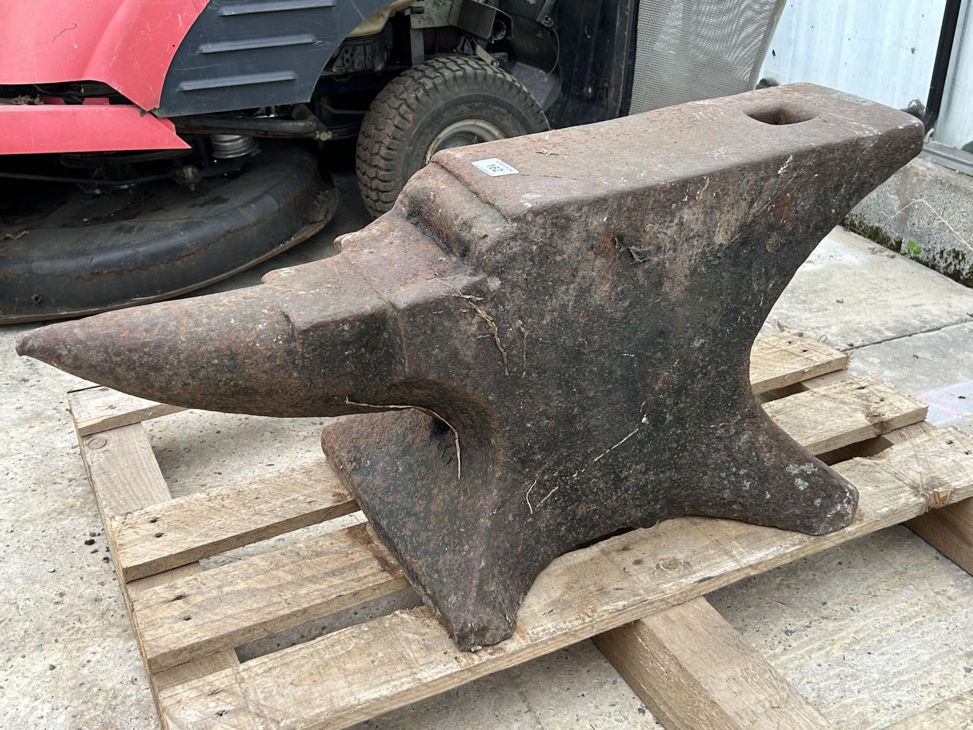 A LARGE VINTAGE BLACKSMITHS ANVIL, OF LOCAL INTREST BELIEVED TO ORIGINALLY BE FROM CREWE RAILWAY