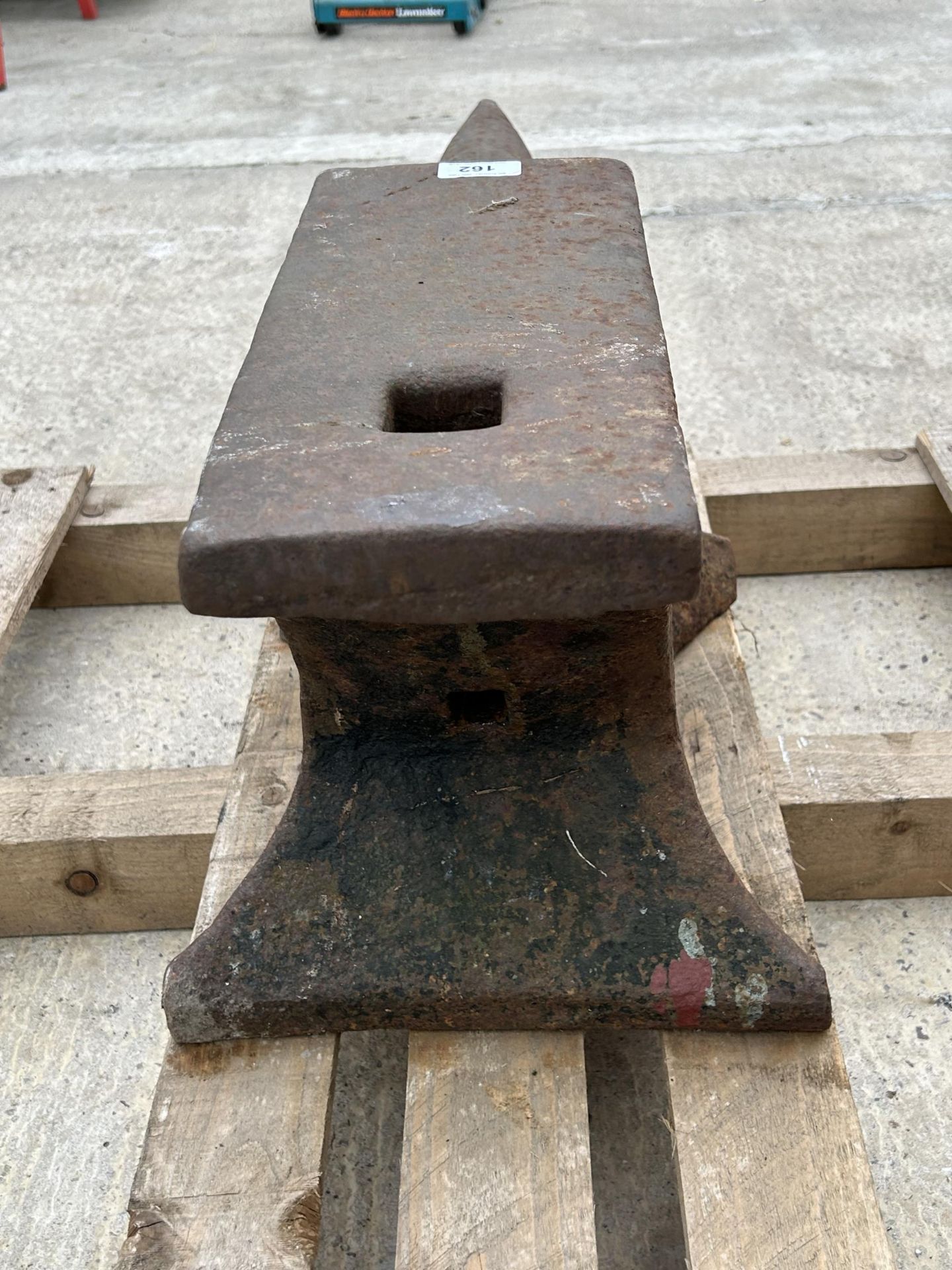 A LARGE VINTAGE BLACKSMITHS ANVIL, OF LOCAL INTREST BELIEVED TO ORIGINALLY BE FROM CREWE RAILWAY - Bild 4 aus 4