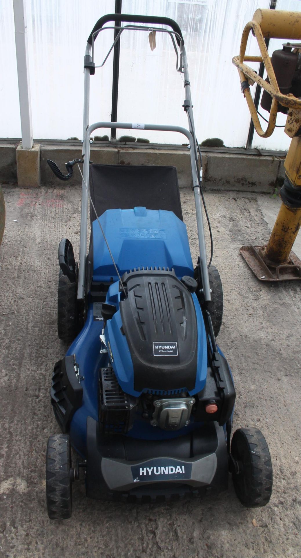 A HYUNDIA 173CC OHV LAWN MOWER + VAT