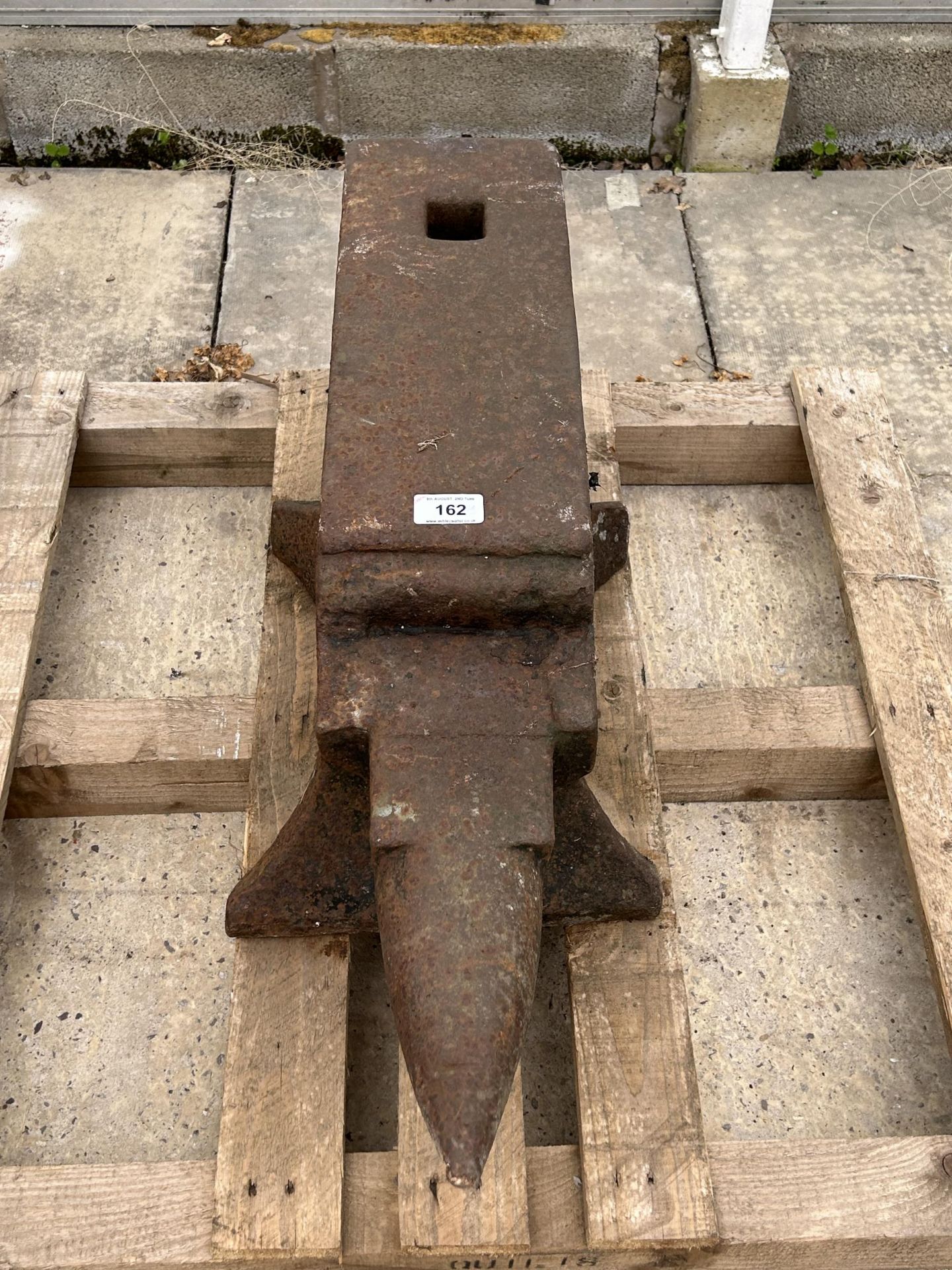 A LARGE VINTAGE BLACKSMITHS ANVIL, OF LOCAL INTREST BELIEVED TO ORIGINALLY BE FROM CREWE RAILWAY - Bild 2 aus 4