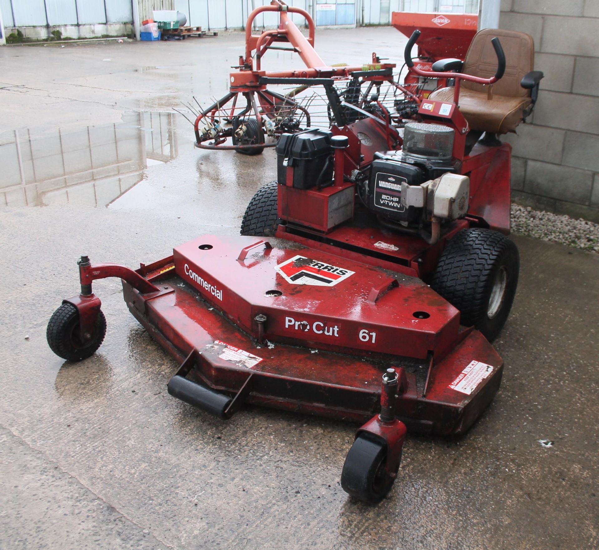 A FERRIS COMMERCIAL PRO-CUT 61 LAWN MOWER WITH A VANGUARD 20HP V-TWIN ENGINE NO VAT - Image 2 of 3