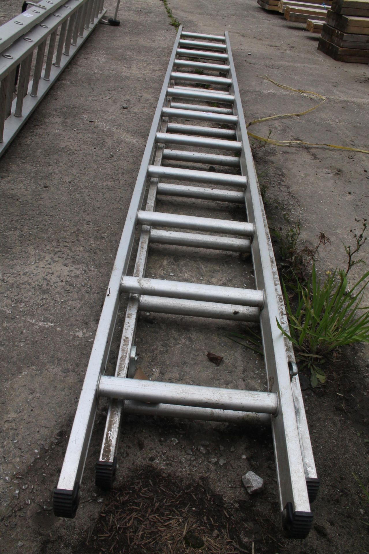 ALUMINIUM EXTENDING LADDER NO VAT