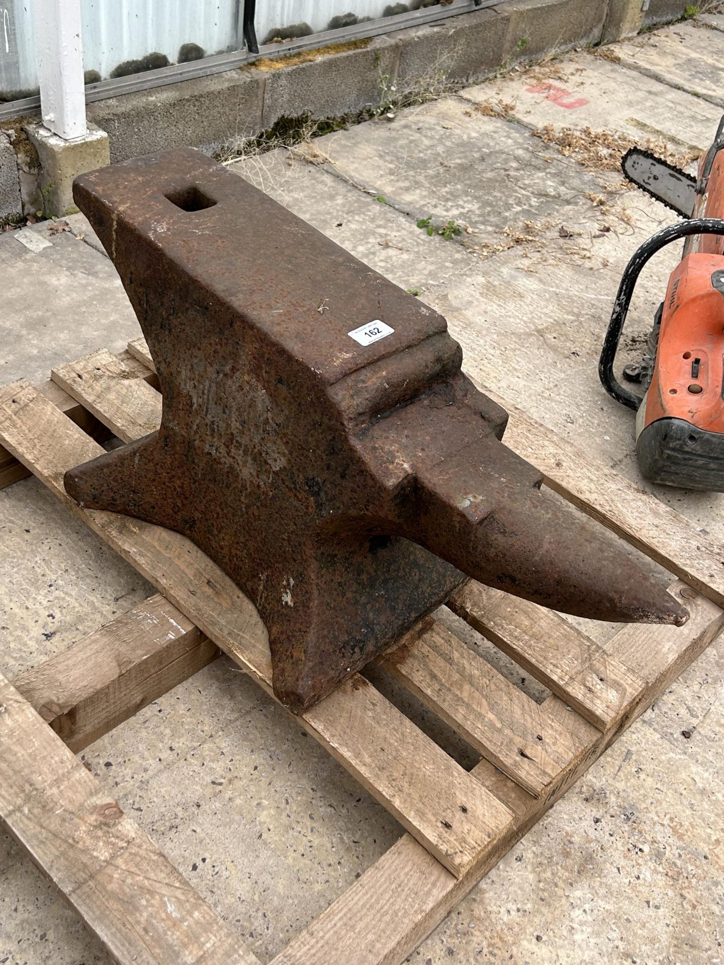 A LARGE VINTAGE BLACKSMITHS ANVIL, OF LOCAL INTREST BELIEVED TO ORIGINALLY BE FROM CREWE RAILWAY - Bild 3 aus 4