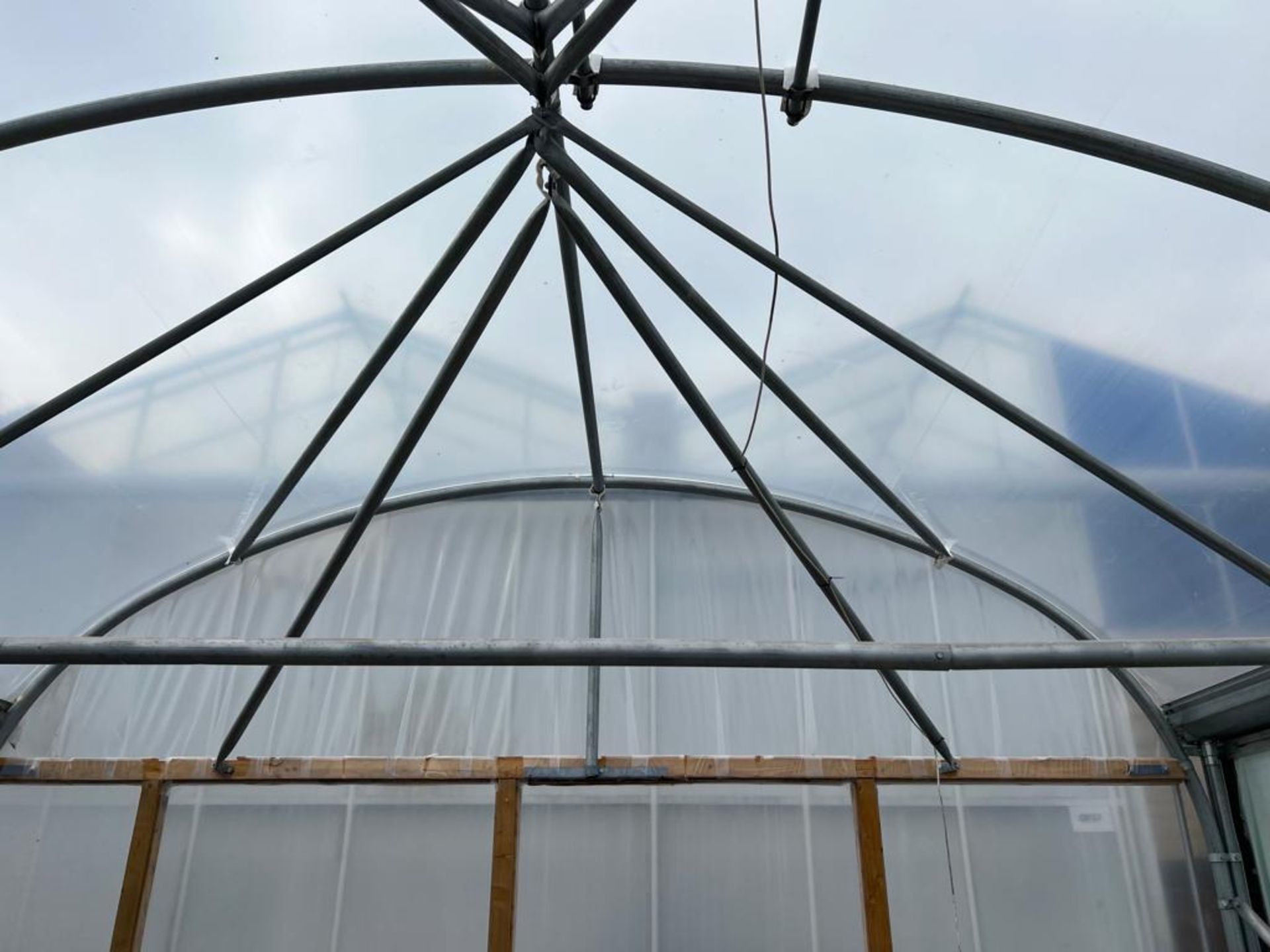 TWO BAY WIDE (36') AND TWO SECTION LONG (20') LONG POLY TUNNEL, TO INCLUDE ONLY THE HEAVY DUTY - Image 3 of 6