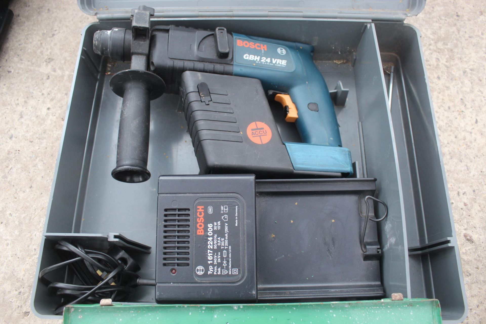 BOSCH BATTERY 24V AND HITACHI (NEEDS NEW BATTERY) NO VAT - Image 2 of 3