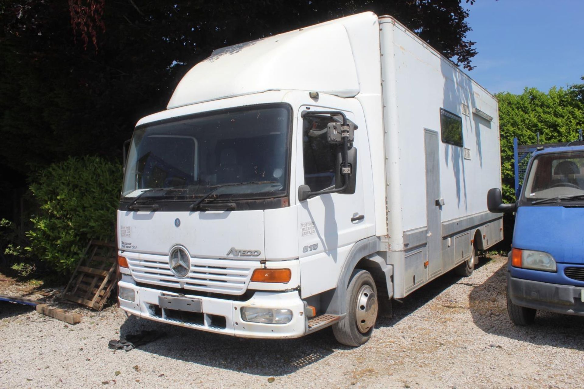A 1999 815 MERCEDES BENZ ATEGO 7.5 TON HORSEBOX, REGISTERED AS A MOTOR HOME ON A IV MOT 86,076 MILES - Image 2 of 3