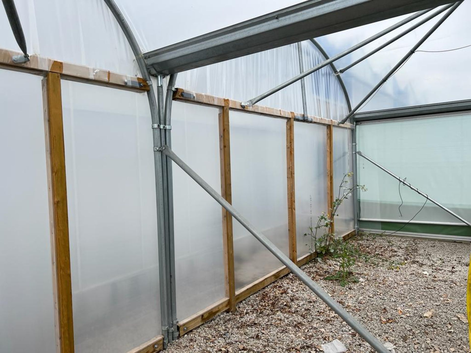 TWO BAY WIDE (36') AND TWO SECTION LONG (20') LONG POLY TUNNEL, TO INCLUDE ONLY THE HEAVY DUTY - Image 4 of 6