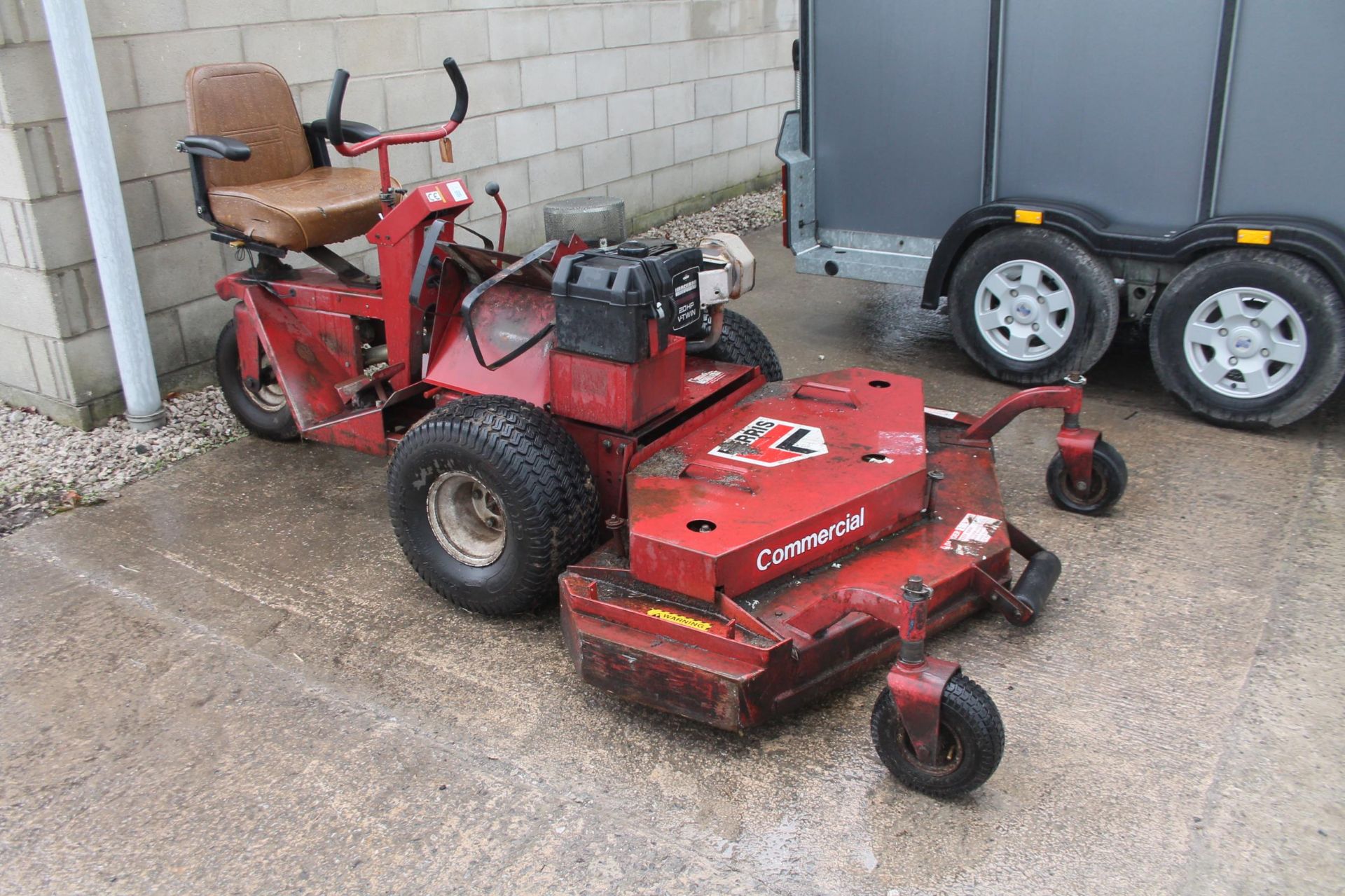 A FERRIS COMMERCIAL PRO-CUT 61 LAWN MOWER WITH A VANGUARD 20HP V-TWIN ENGINE NO VAT