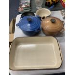 FIVE PIECES OF LE CREUSET COOKWARE TO INCLUDE LIDDED CASSEROLE DISHES, A FLAN DISH AND PANS