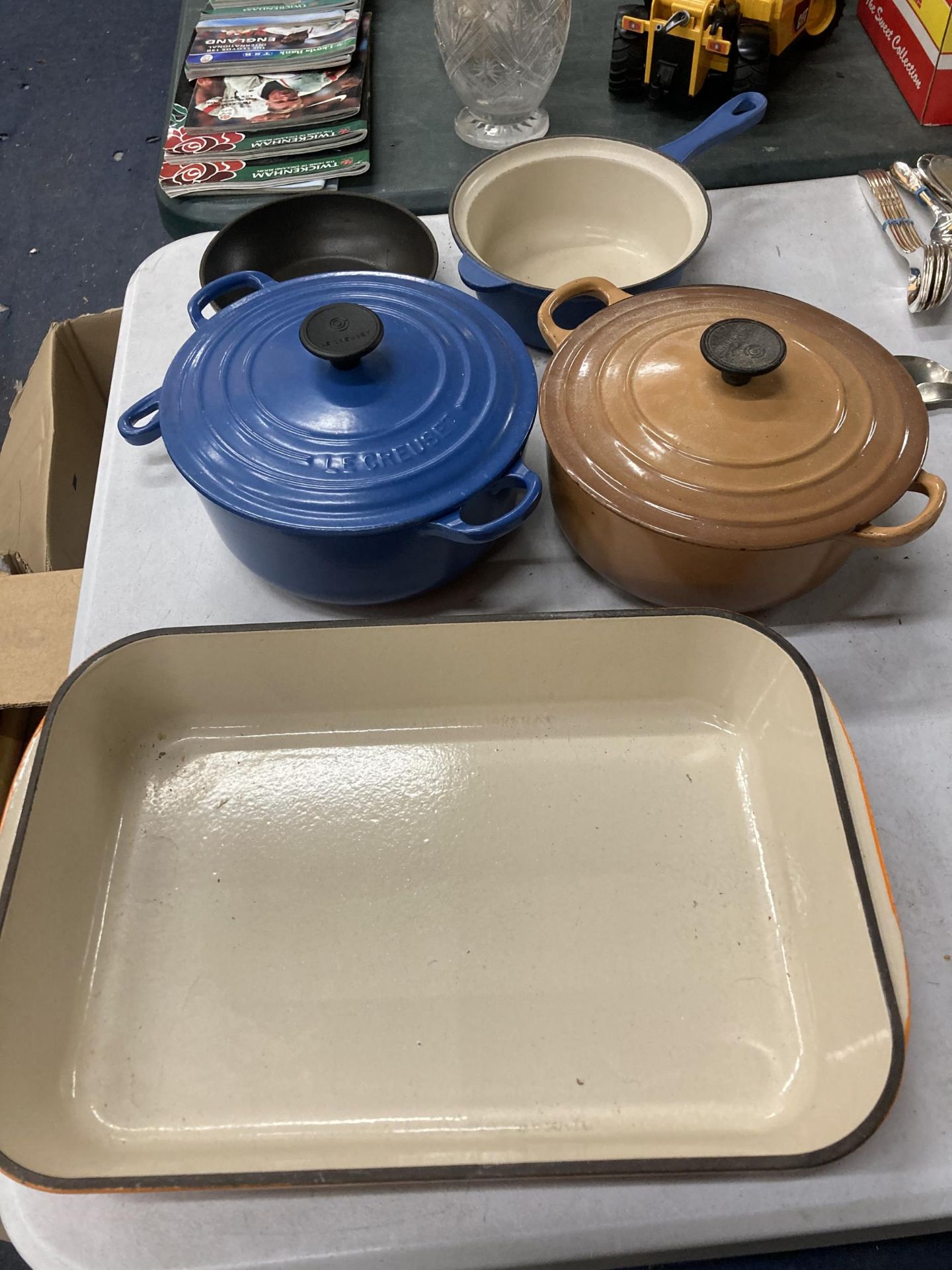 FIVE PIECES OF LE CREUSET COOKWARE TO INCLUDE LIDDED CASSEROLE DISHES, A FLAN DISH AND PANS
