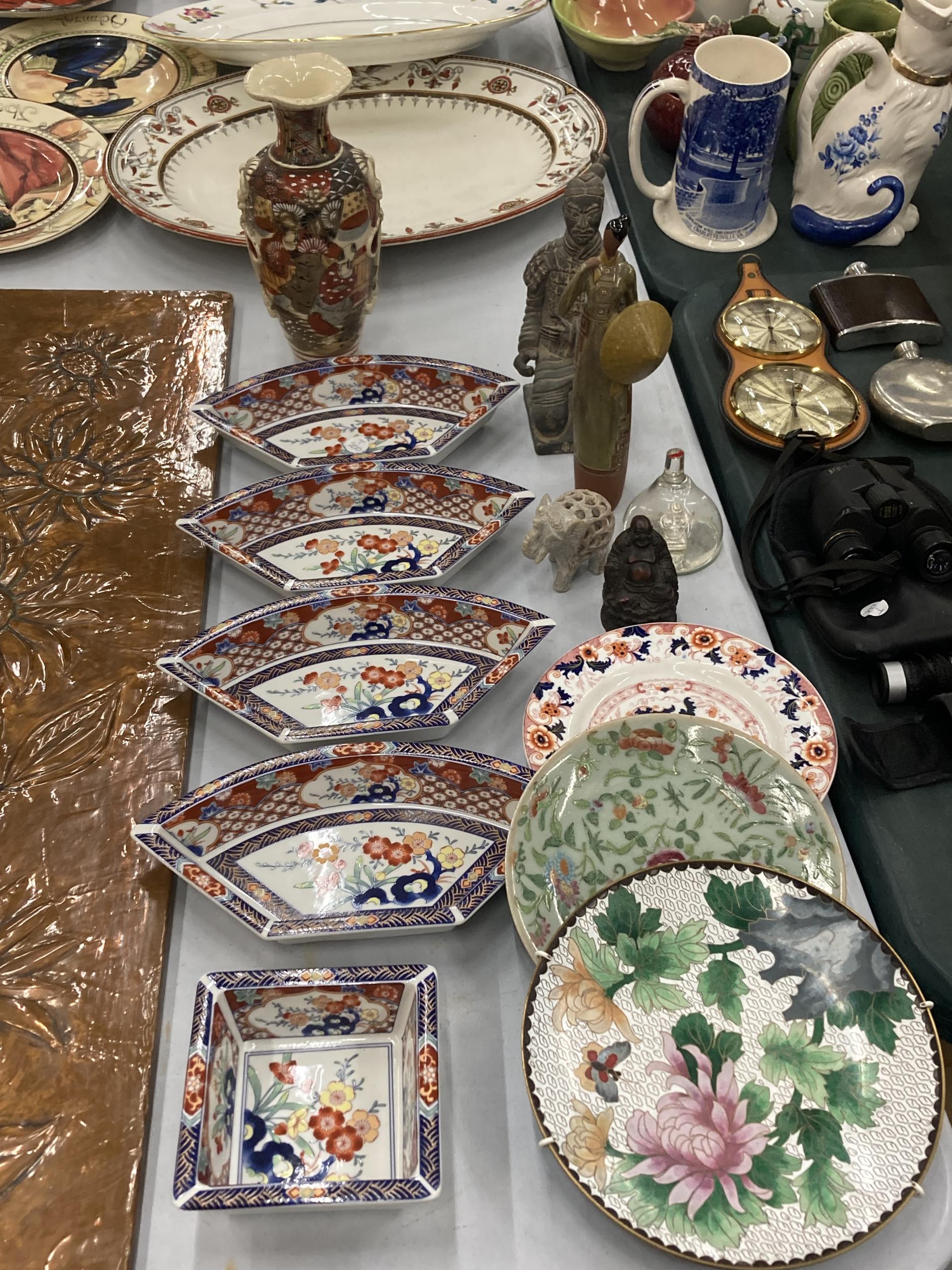 A QUANTITY OF ORIENTAL AND ORIENTAL STYLE ITEMS TO INCLUDE PLATES, A VASE, FIGURES, ETC