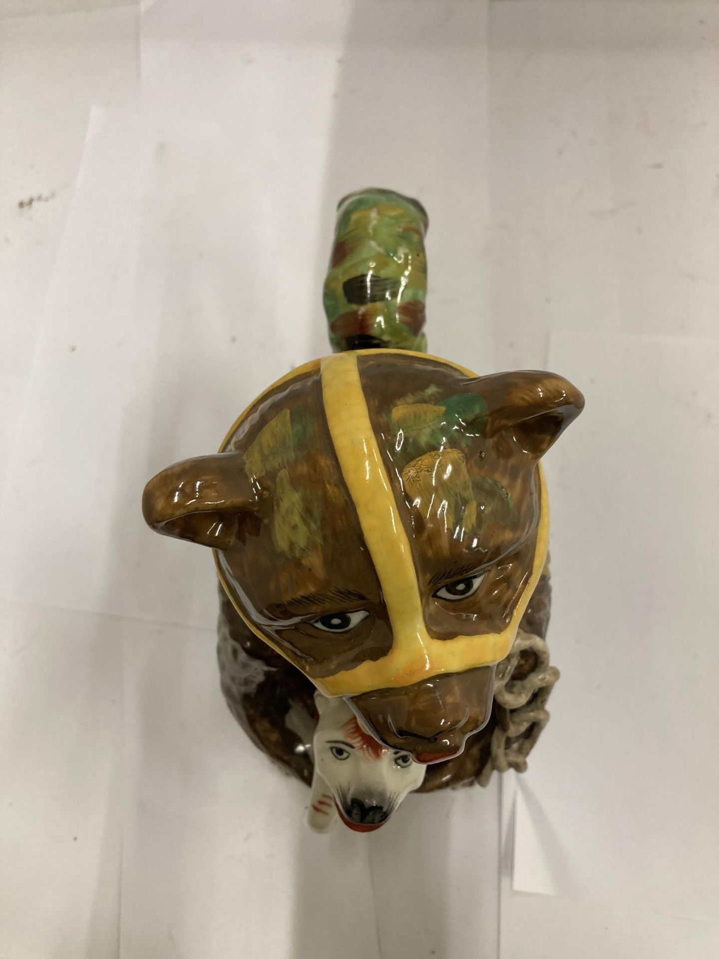 A MAJOLICA STYLE BEAR JUG DEPICTING A CHAINED BEAR HOLDING A DOG, DOGS ARM A/F - Image 3 of 5