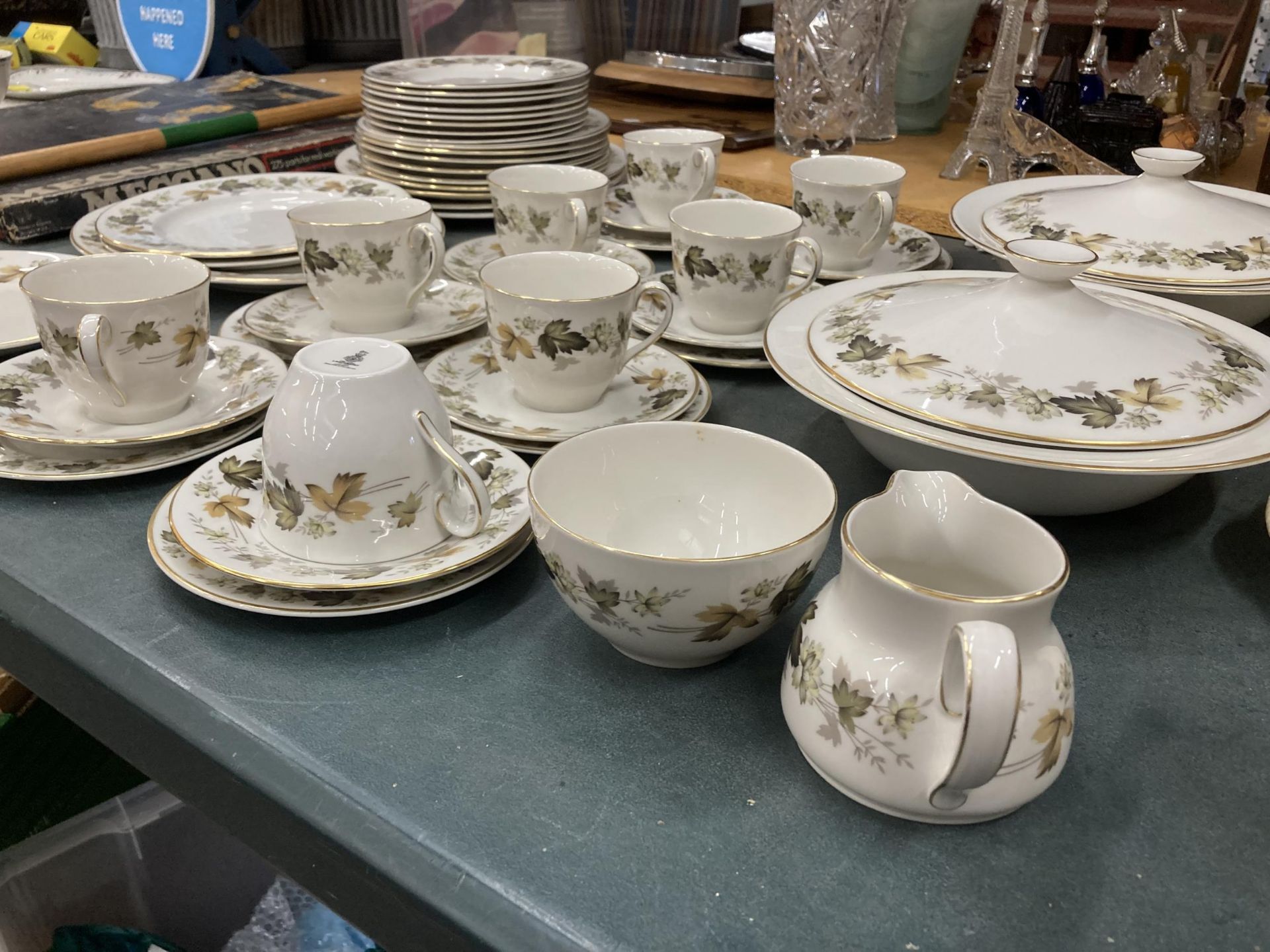 A ROYAL DOULTON 'LARCHMONT' PART DINNER SERVICE TO INCLUDE SERVING TUREENS, VARIOUS SIZES OF PLATES, - Bild 3 aus 5