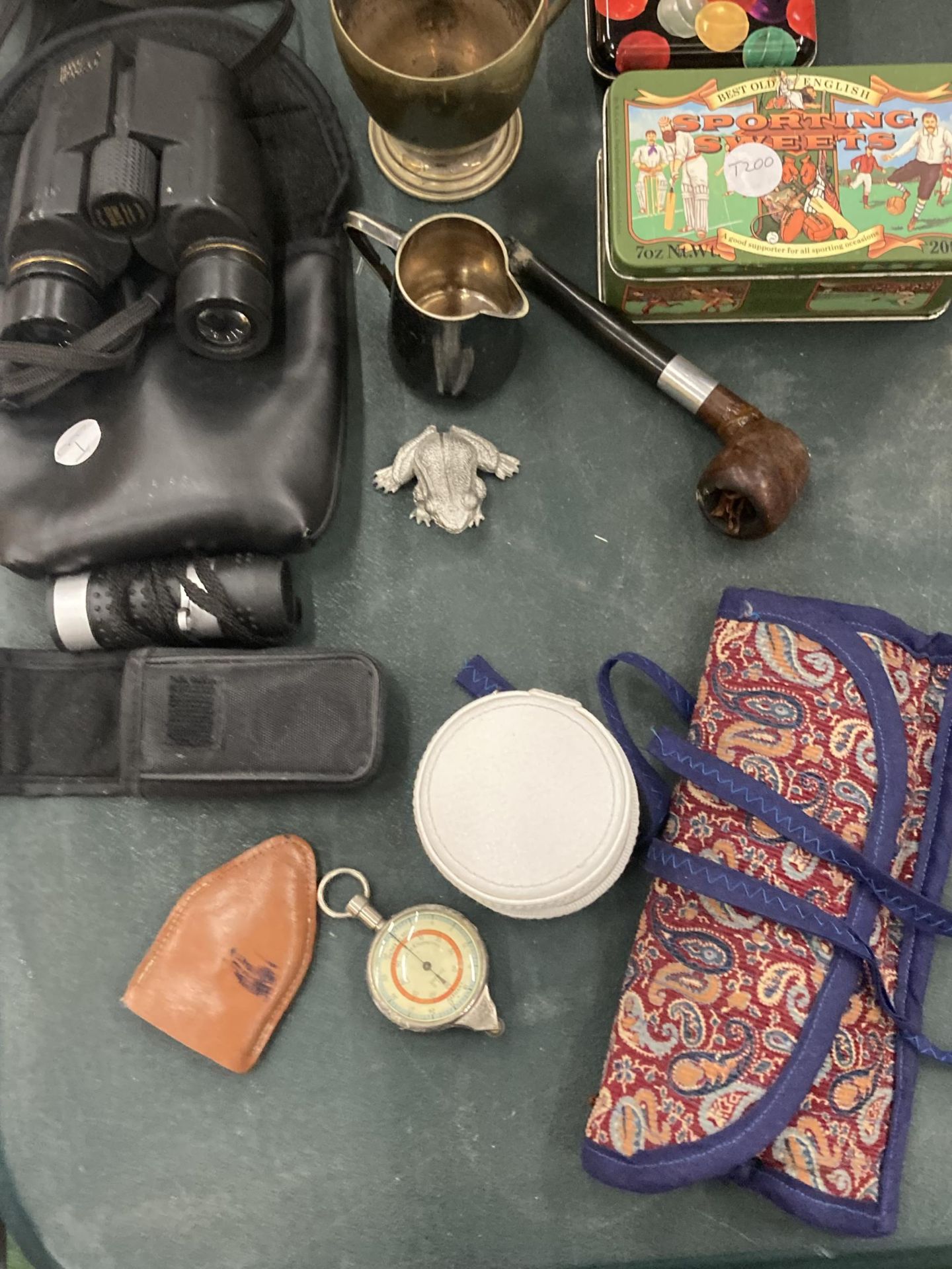 A MIXED LOT TO INCLUDE ELKINGTON SILVER PLATED JUG AND TANKARD, HIP FLASKS, BINOCULARS, VASE, - Image 2 of 5