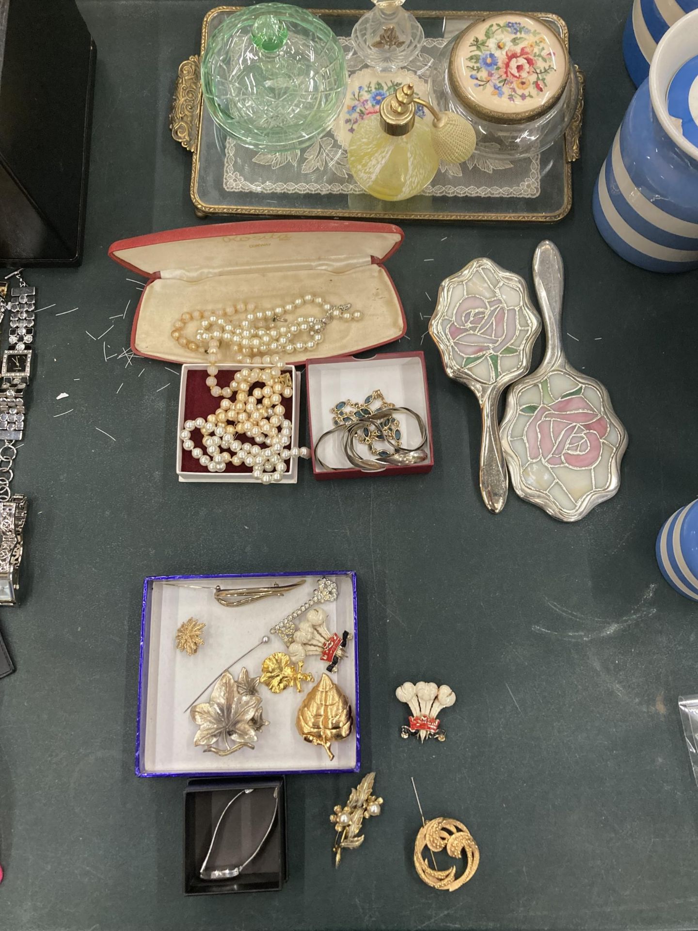 A QUANTITY OF COSTUME JEWELLERY TO INCLUDE PEARLS, BROOCHES, ETC PLUS A PETIT POINT TRAY AND TRINKET