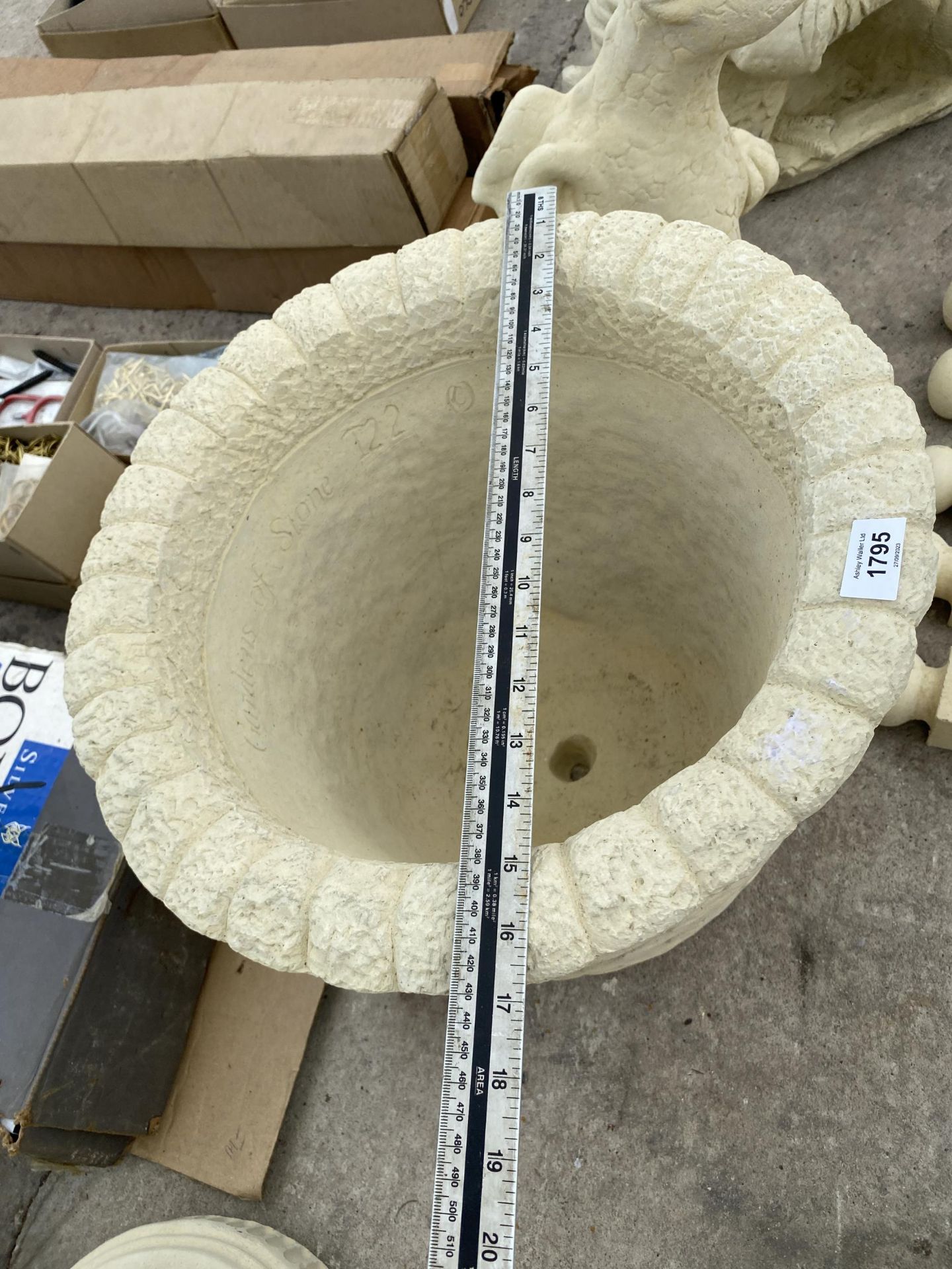 AN AS NEW EX DISPLAY CONCRETE LARGE OAKLEAF TUB *PLEASE NOTE VAT TO BE PAID ON THIS ITEM* - Image 3 of 4