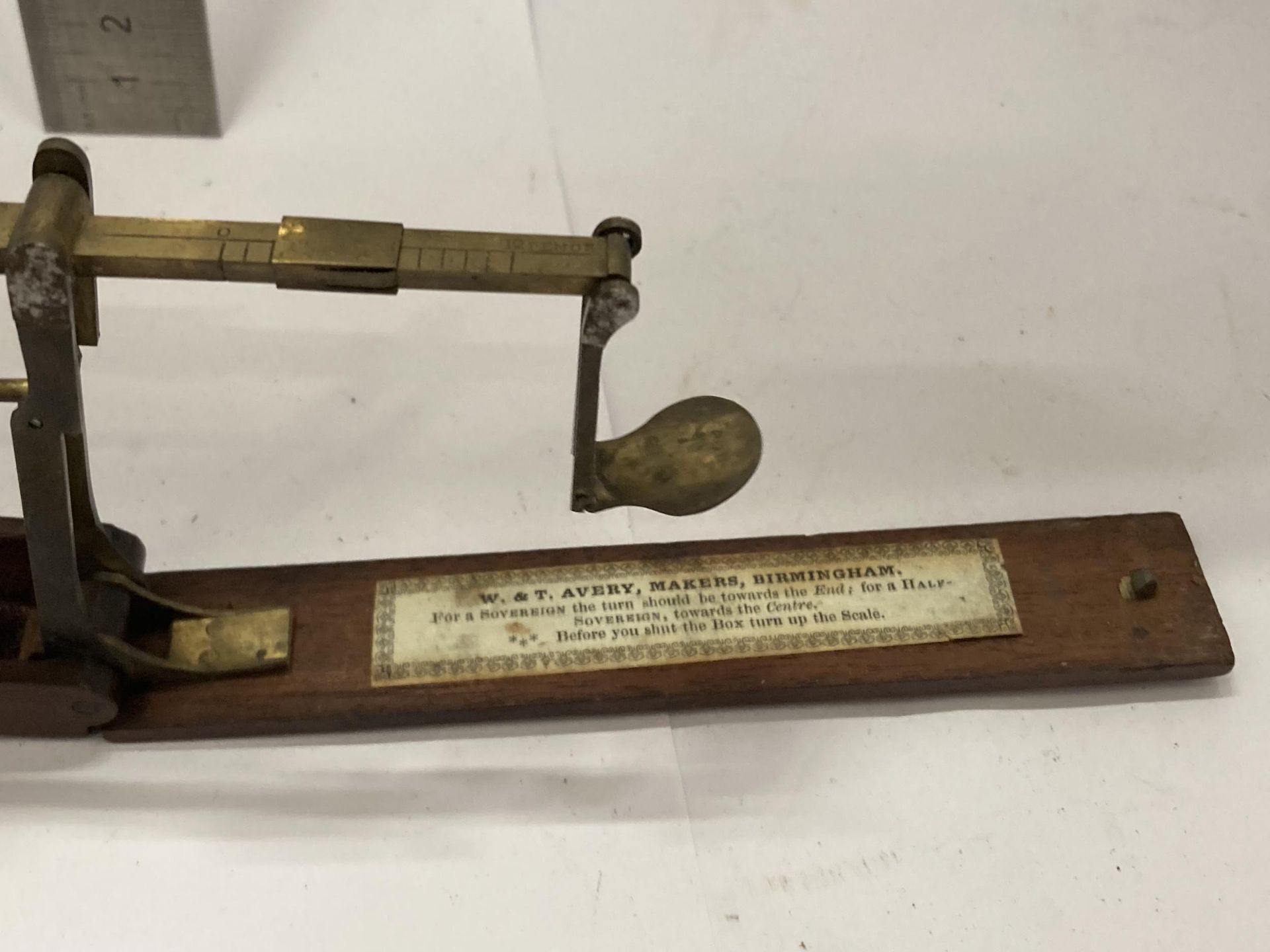 A VINTAGE SET OF AVERY GOLD SCALES AND FURTHER CASED SET OF WEIGHTS - Image 6 of 6