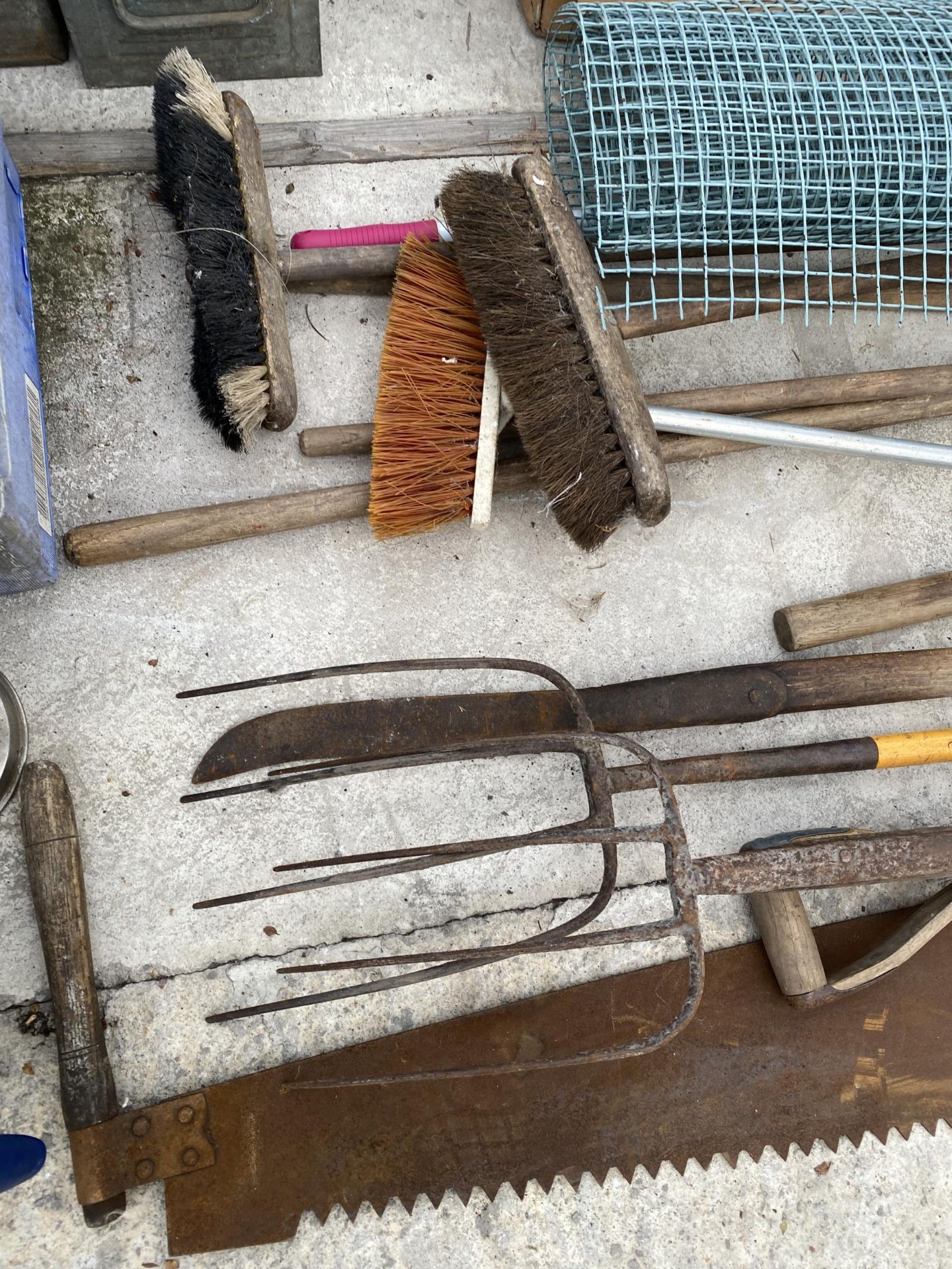 AN ASSORTMENT OF VINTAGE GARDEN TOOLS TO INCLUDE FORKS AND BRUSHES ETC - Bild 2 aus 4