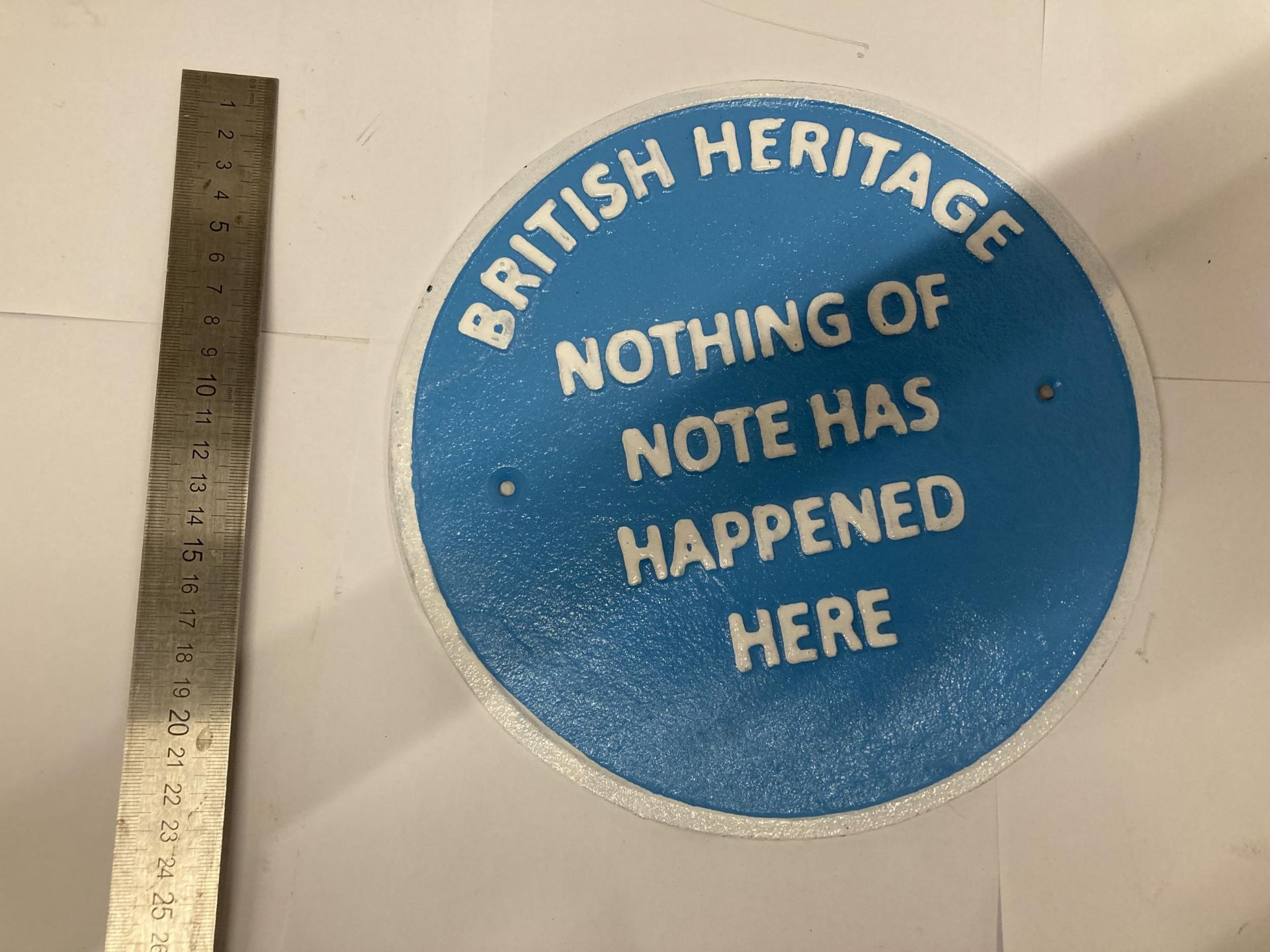 A CAST BLUE 'BRITISH HERITAGE' SIGN, DIAMETER 24CM