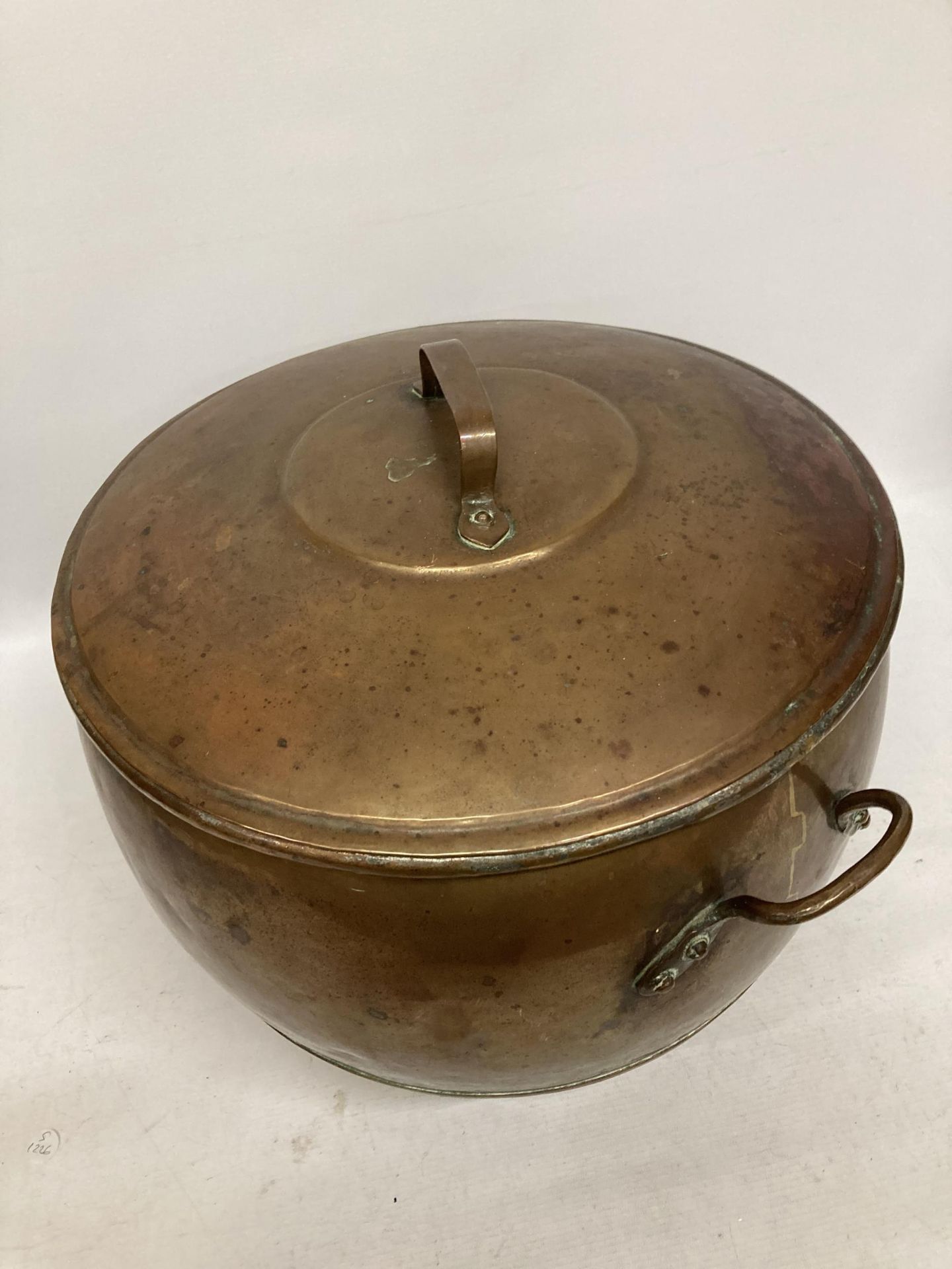 A LARGE VINTAGE TWIN HANDLED COPPER LIDDED TUREEN / BOWL - Image 2 of 5