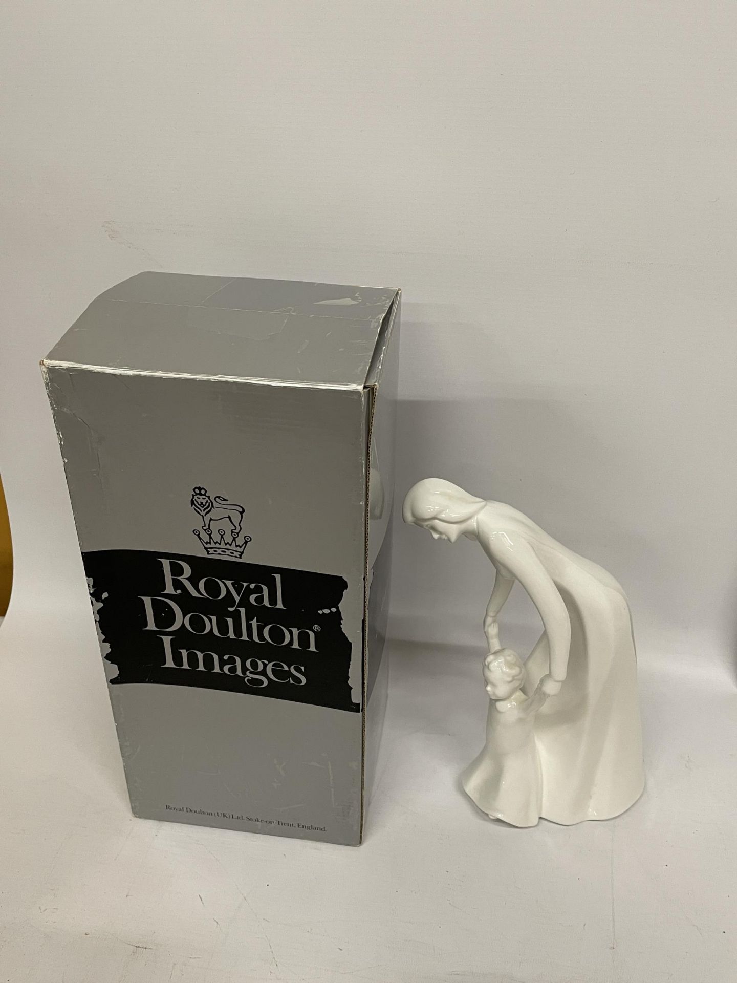 A ROYAL DOULTON IMAGES 'FIRST STEPS' HN3262 WITH BOX - Image 5 of 5