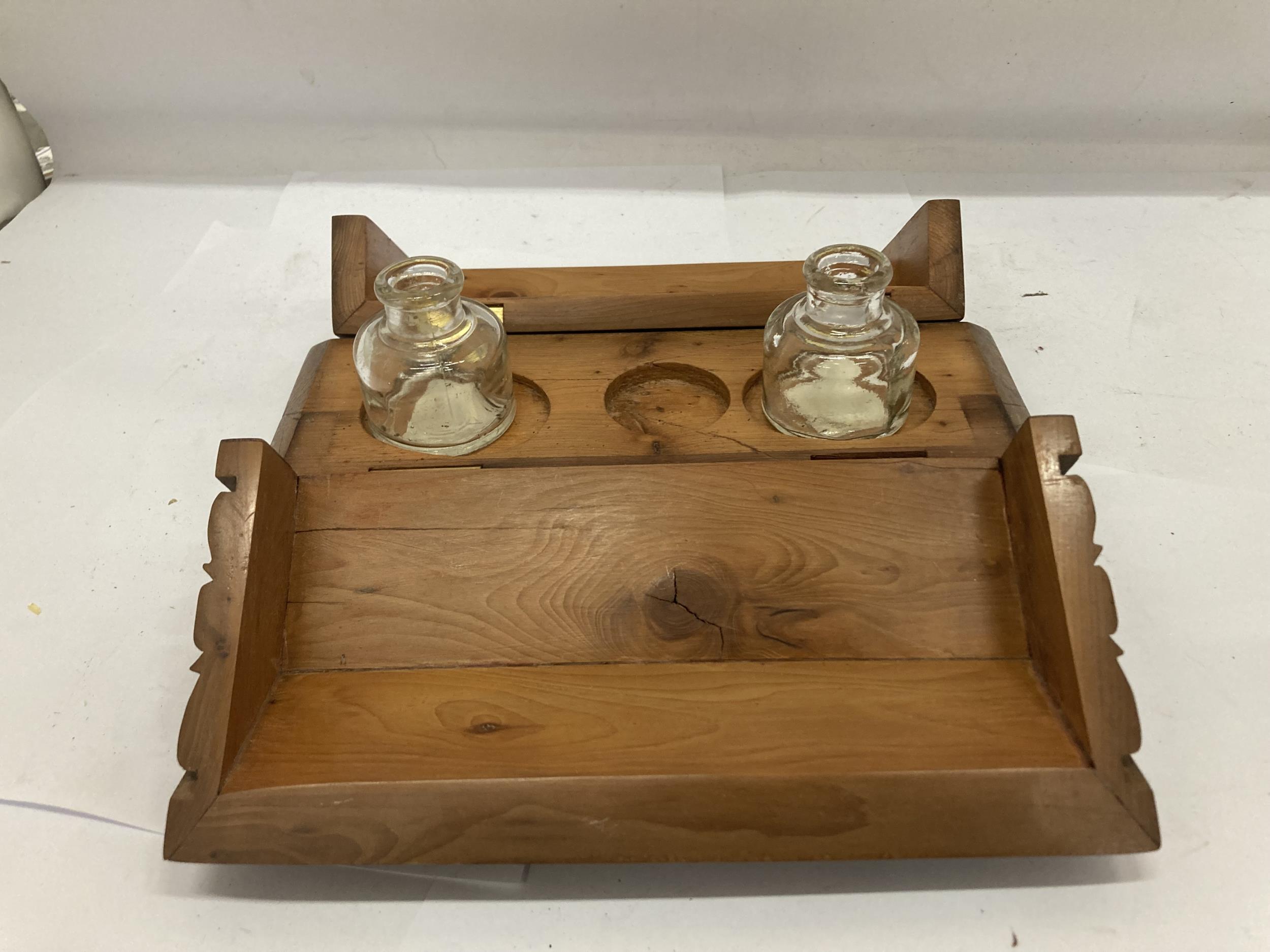 A CARVED WOODEN INKWELL WITH FALL DOWN SIDES - Image 2 of 3