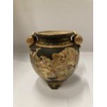A VINTAGE ORIENTAL VASE WITH DECORATION OF ELDERS, MARKED TO THE BASE, HEIGHT 15CM